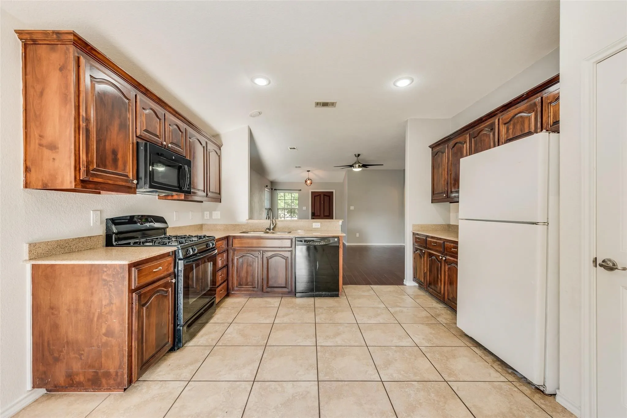 Single Family Residence For Rent in Tarrant County , 5160 Britton Ridge Lane, Fort Worth, Texas 76179, 3 Bedroom, 2 Bathroom, 2 Garage spaces, 1,425 Sqft, built in 2009, mls#21354865, Real Estate Agent in Fort Worth, Homes For Rent in Tarrant county, Homes For Rent in Fort Worth, Realtor in Fort Worth Texas, Real Estate Brokerage Independent Realty Texas, Luminita Cordes Realtor