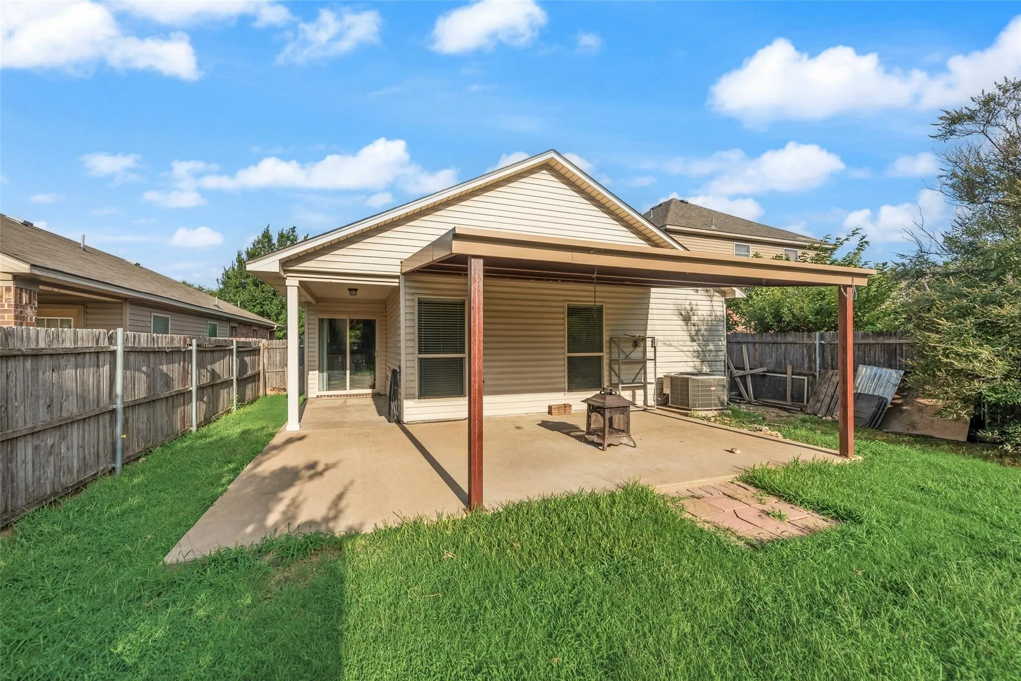 Single Family Residence For Rent in Tarrant County , 5160 Britton Ridge Lane, Fort Worth, Texas 76179, 3 Bedroom, 2 Bathroom, 2 Garage spaces, 1,425 Sqft, built in 2009, mls#21354865, Real Estate Agent in Fort Worth, Homes For Rent in Tarrant county, Homes For Rent in Fort Worth, Realtor in Fort Worth Texas, Real Estate Brokerage Independent Realty Texas, Luminita Cordes Realtor