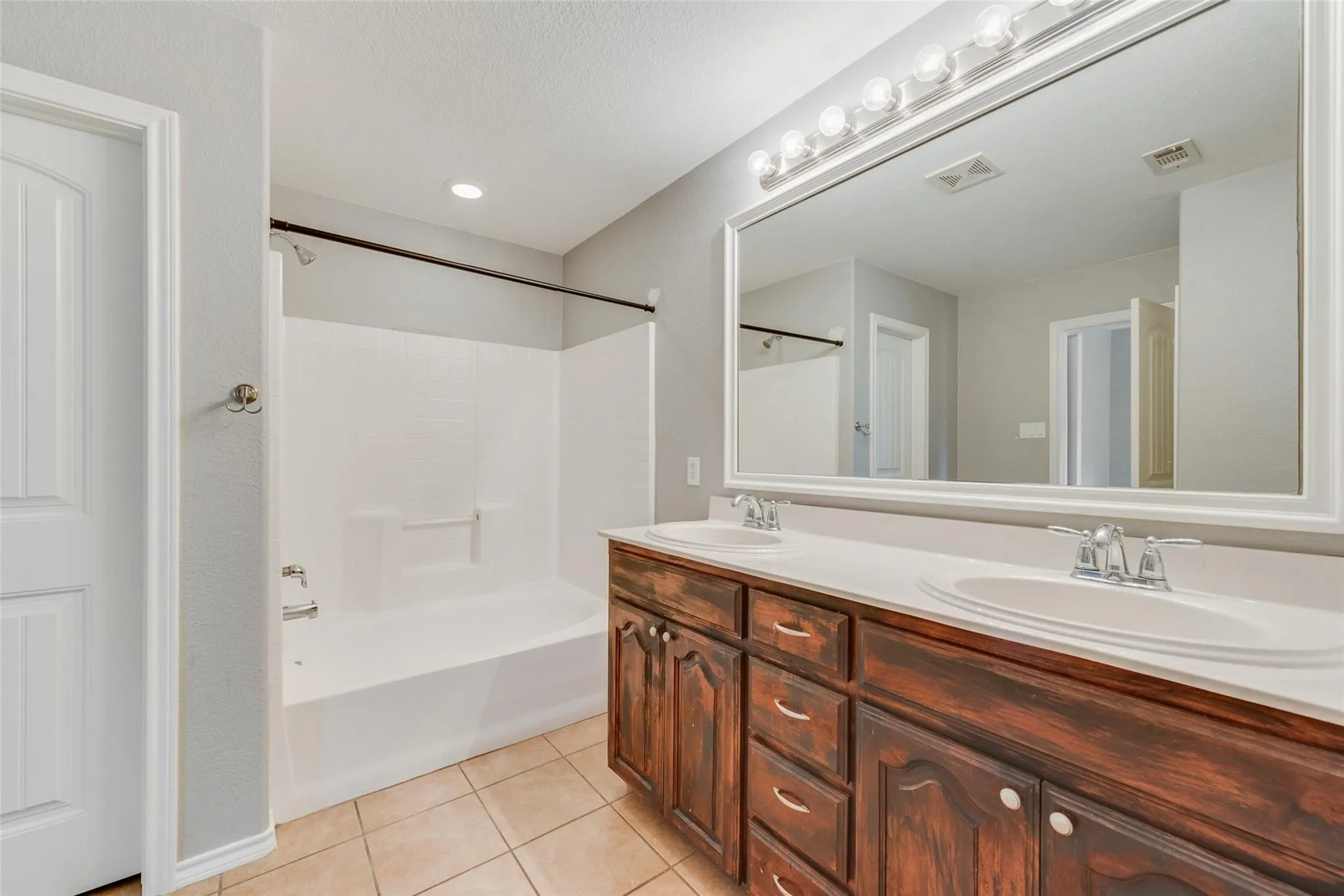 Single Family Residence For Rent in Tarrant County , 5160 Britton Ridge Lane, Fort Worth, Texas 76179, 3 Bedroom, 2 Bathroom, 2 Garage spaces, 1,425 Sqft, built in 2009, mls#21354865, Real Estate Agent in Fort Worth, Homes For Rent in Tarrant county, Homes For Rent in Fort Worth, Realtor in Fort Worth Texas, Real Estate Brokerage Independent Realty Texas, Luminita Cordes Realtor