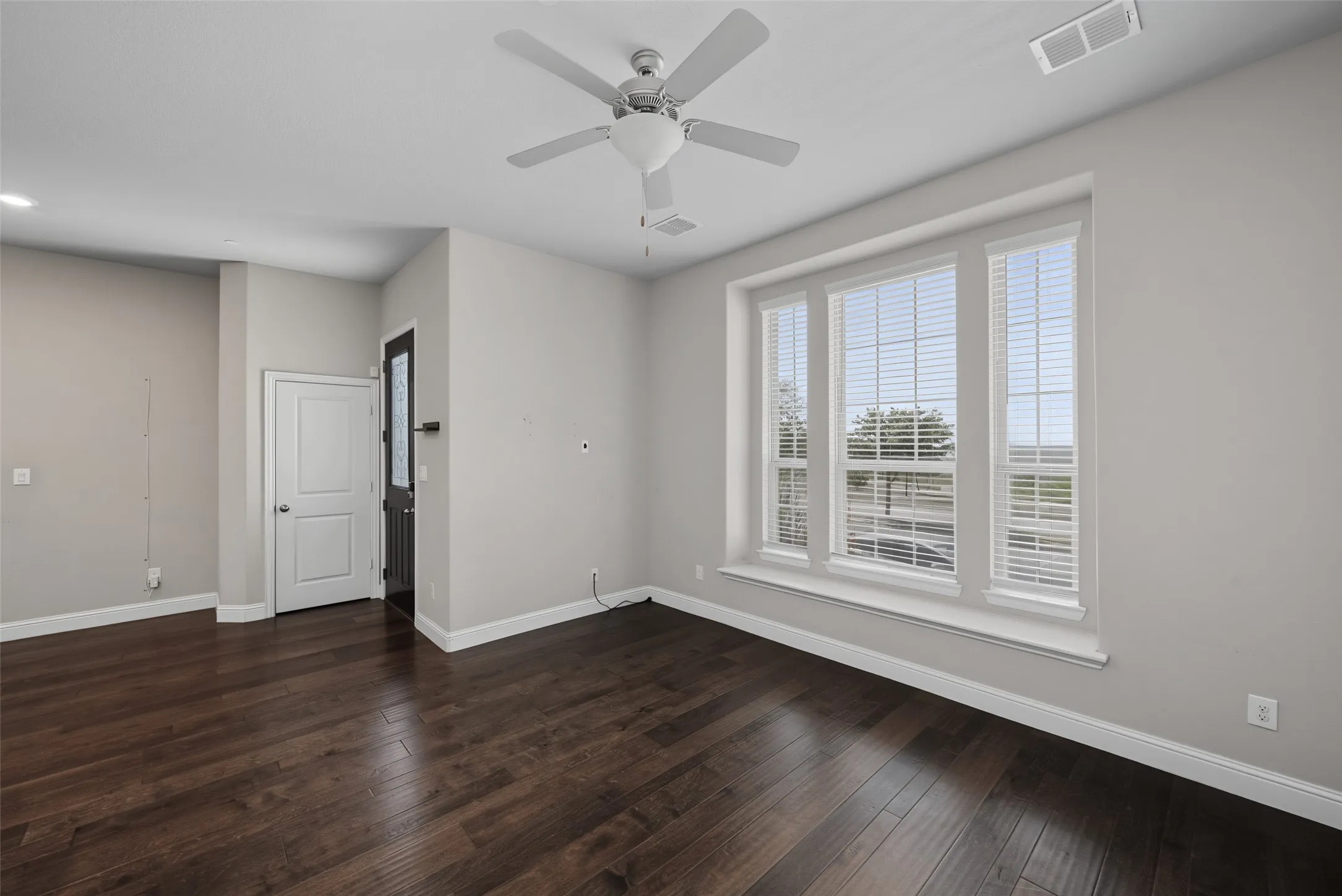 Single Family Residence For Rent in Dallas County , 7513 Sunset Boulevard, Rowlett, Texas 75088, 3 Bedroom, 3 Bathroom, 2 Garage spaces, 2,016 Sqft, built in 2019, mls#21355593, Real Estate Agent in Rowlett, Homes For Rent in Dallas county, Homes For Rent in Rowlett, Realtor in Rowlett Texas, Real Estate Brokerage Independent Realty Texas, Luminita Cordes Realtor