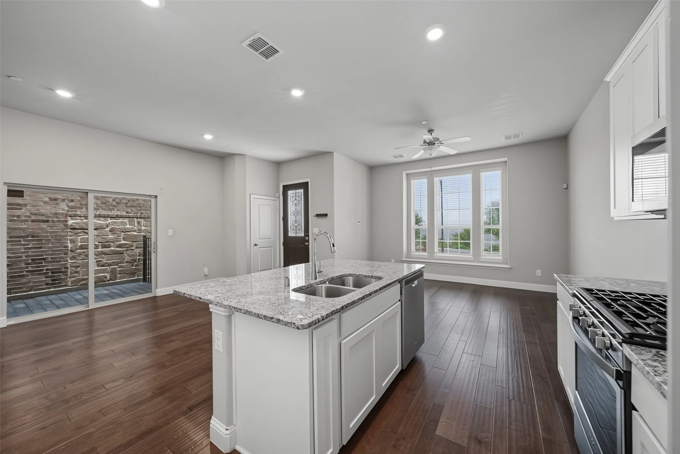Single Family Residence For Rent in Dallas County , 7513 Sunset Boulevard, Rowlett, Texas 75088, 3 Bedroom, 3 Bathroom, 2 Garage spaces, 2,016 Sqft, built in 2019, mls#21355593, Real Estate Agent in Rowlett, Homes For Rent in Dallas county, Homes For Rent in Rowlett, Realtor in Rowlett Texas, Real Estate Brokerage Independent Realty Texas, Luminita Cordes Realtor