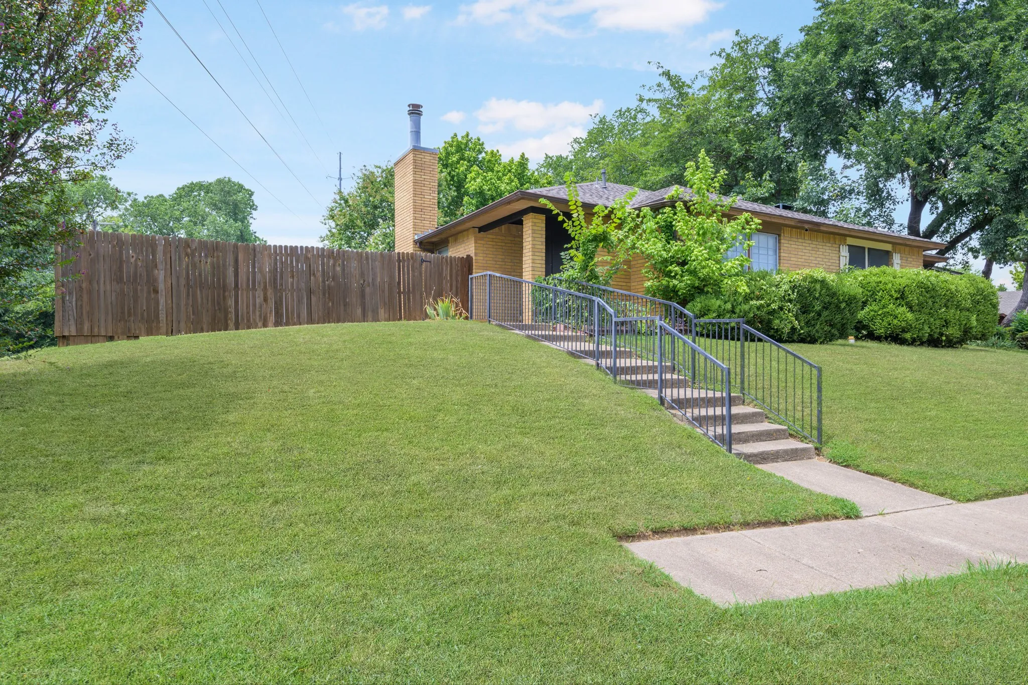 Single Family Residence For Sale in Tarrant County , 2114 Valleywood Drive, Arlington, Texas 76013, 2 Bedroom, 2 Bathroom, Garage spaces, 1,108 Sqft, built in 1980, mls#21353924, Real Estate Agent in Arlington, Homes For Sale in Tarrant county, Homes For Sale in Arlington, Realtor in Arlington Texas, Real Estate Brokerage Independent Realty Texas, Luminita Cordes Realtor