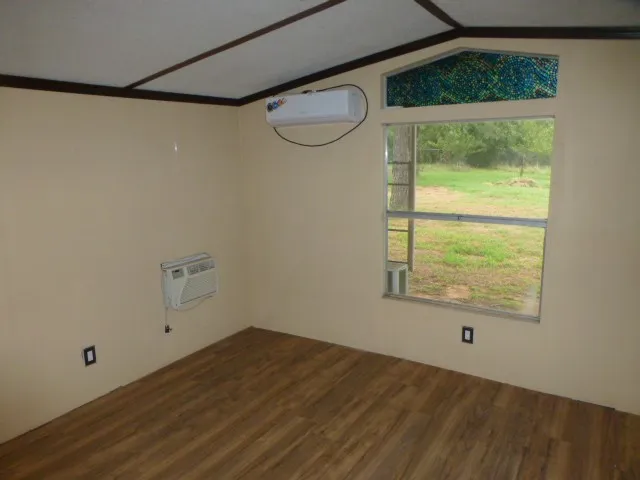 Mobile Home For Sale in Parker County , 119 Hayes Court, Springtown, Texas 76082, 2 Bedroom, 2 Bathroom, Garage spaces, 924 Sqft, built in 1985, mls#21355678, Real Estate Agent in Springtown, Homes For Sale in Parker county, Homes For Sale in Springtown, Realtor in Springtown Texas, Real Estate Brokerage Independent Realty Texas, Luminita Cordes Realtor