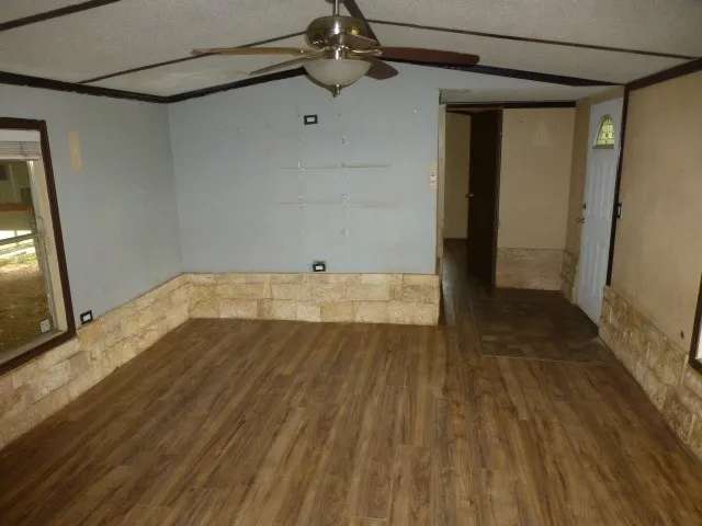 Mobile Home For Sale in Parker County , 119 Hayes Court, Springtown, Texas 76082, 2 Bedroom, 2 Bathroom, Garage spaces, 924 Sqft, built in 1985, mls#21355678, Real Estate Agent in Springtown, Homes For Sale in Parker county, Homes For Sale in Springtown, Realtor in Springtown Texas, Real Estate Brokerage Independent Realty Texas, Luminita Cordes Realtor