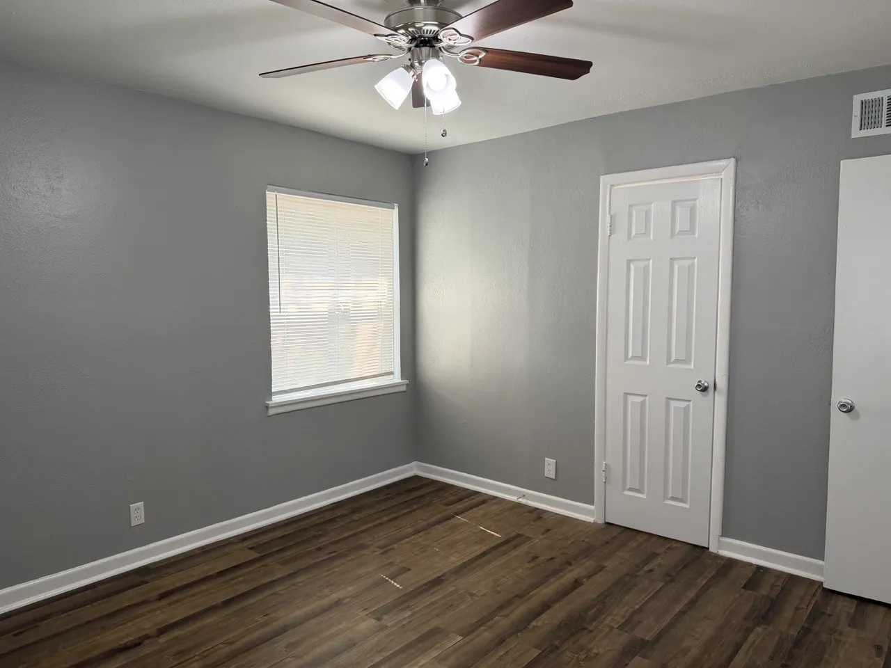 Duplex For Rent in Tarrant County , 2500 Normont Circle, Fort Worth, Texas 76103, 2 Bedroom, 1 Bathroom, 1 Garage spaces, 774 Sqft, built in 1954, mls#21349476, Real Estate Agent in Fort Worth, Homes For Rent in Tarrant county, Homes For Rent in Fort Worth, Realtor in Fort Worth Texas, Real Estate Brokerage Independent Realty Texas, Luminita Cordes Realtor