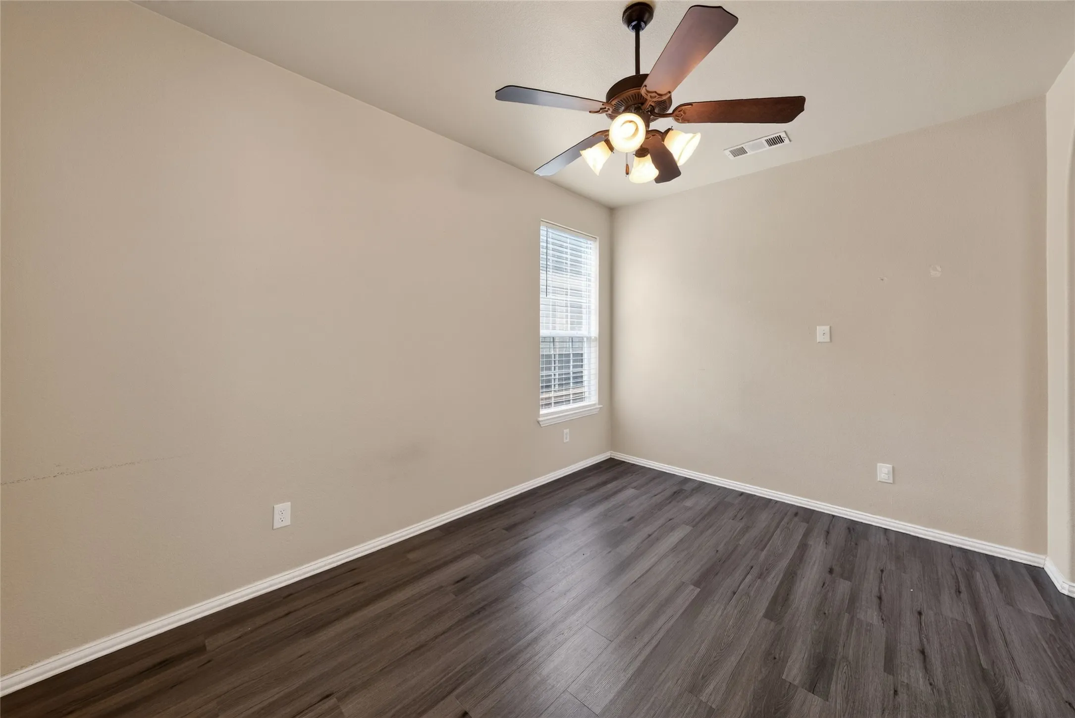 Single Family Residence For Sale in Denton County , 1833 Forsythe Drive, Savannah, Texas 76227, 3 Bedroom, 3 Bathroom, 2 Garage spaces, 2,319 Sqft, built in 2004, mls#21336442, Real Estate Agent in Savannah, Homes For Sale in Denton county, Homes For Sale in Savannah, Realtor in Savannah Texas, Real Estate Brokerage Independent Realty Texas, Luminita Cordes Realtor