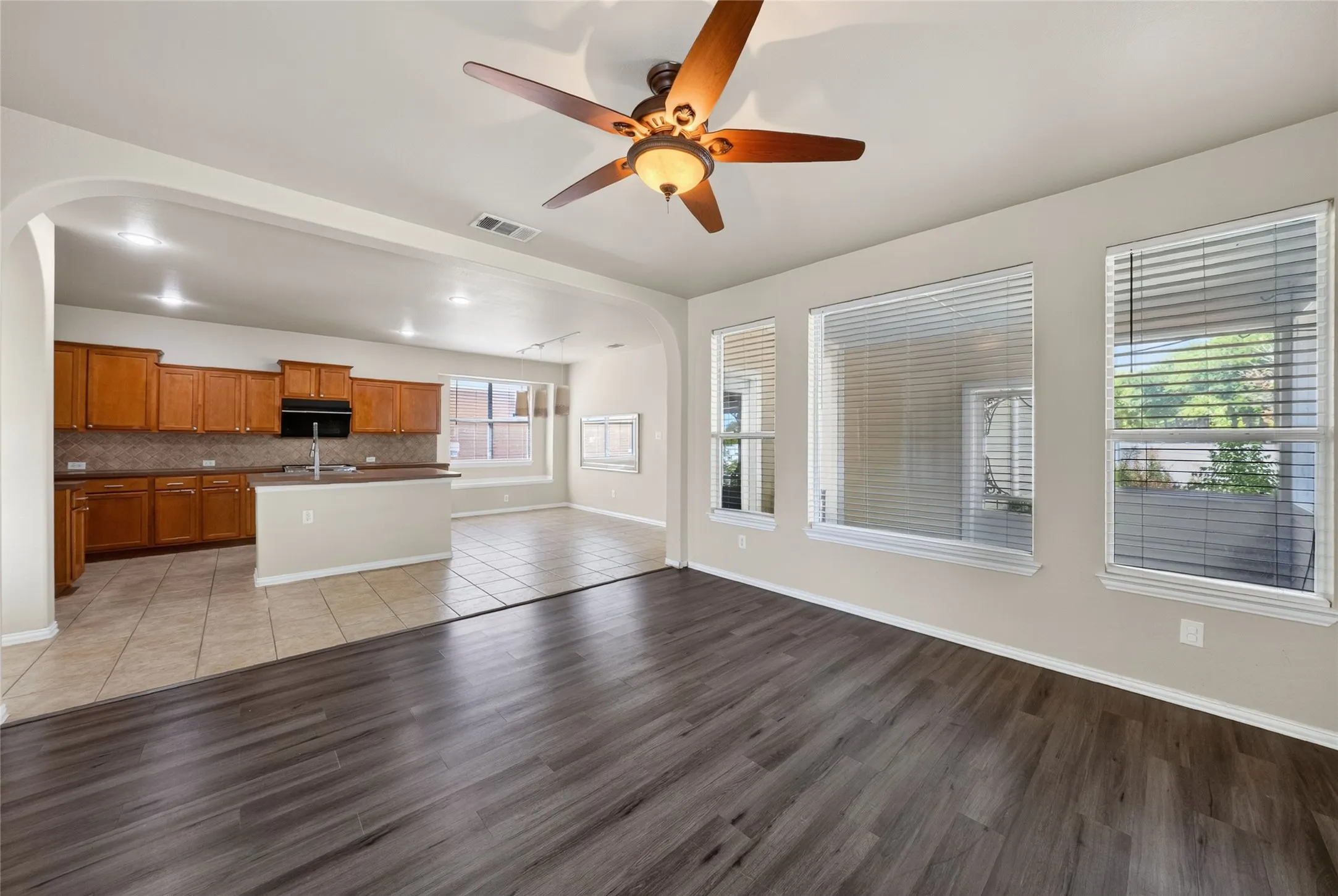 Single Family Residence For Sale in Denton County , 1833 Forsythe Drive, Savannah, Texas 76227, 3 Bedroom, 3 Bathroom, 2 Garage spaces, 2,319 Sqft, built in 2004, mls#21336442, Real Estate Agent in Savannah, Homes For Sale in Denton county, Homes For Sale in Savannah, Realtor in Savannah Texas, Real Estate Brokerage Independent Realty Texas, Luminita Cordes Realtor