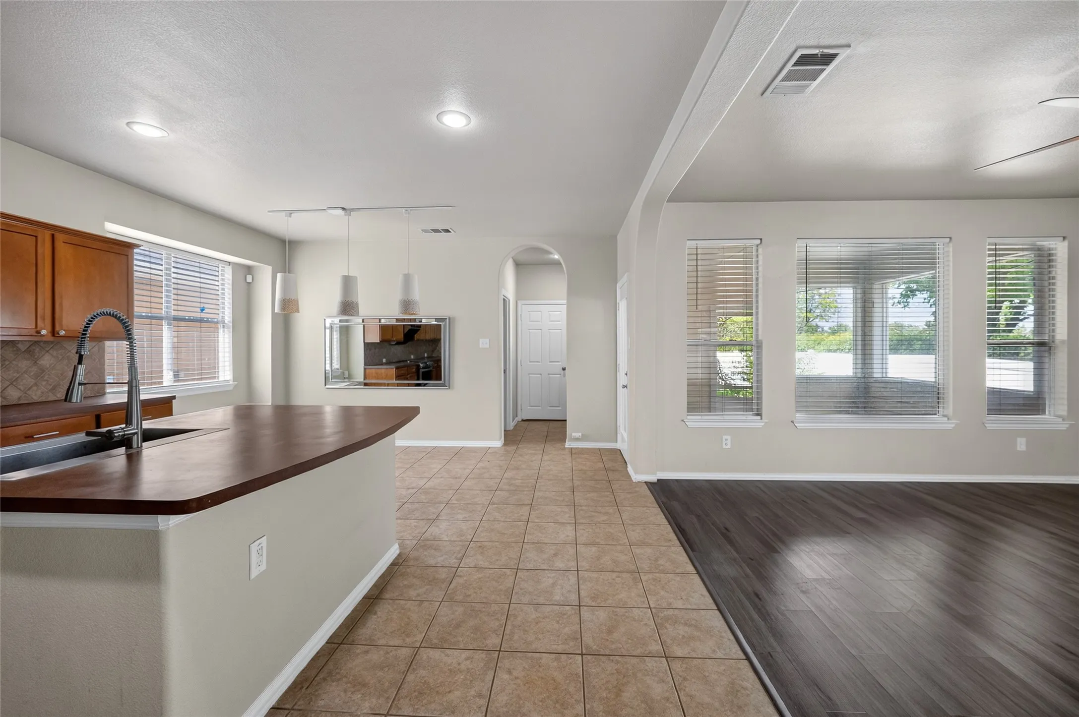 Single Family Residence For Sale in Denton County , 1833 Forsythe Drive, Savannah, Texas 76227, 3 Bedroom, 3 Bathroom, 2 Garage spaces, 2,319 Sqft, built in 2004, mls#21336442, Real Estate Agent in Savannah, Homes For Sale in Denton county, Homes For Sale in Savannah, Realtor in Savannah Texas, Real Estate Brokerage Independent Realty Texas, Luminita Cordes Realtor