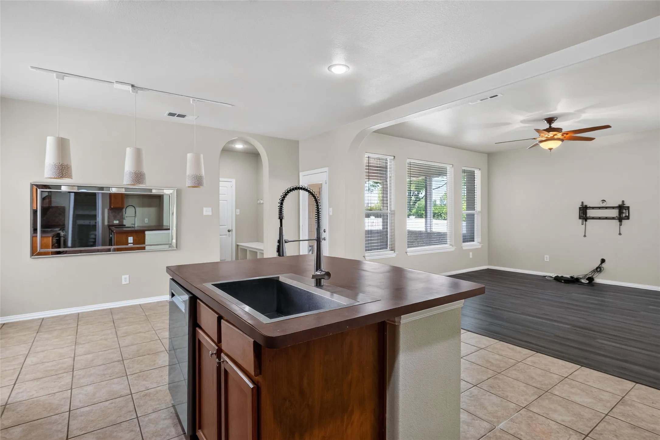 Single Family Residence For Sale in Denton County , 1833 Forsythe Drive, Savannah, Texas 76227, 3 Bedroom, 3 Bathroom, 2 Garage spaces, 2,319 Sqft, built in 2004, mls#21336442, Real Estate Agent in Savannah, Homes For Sale in Denton county, Homes For Sale in Savannah, Realtor in Savannah Texas, Real Estate Brokerage Independent Realty Texas, Luminita Cordes Realtor