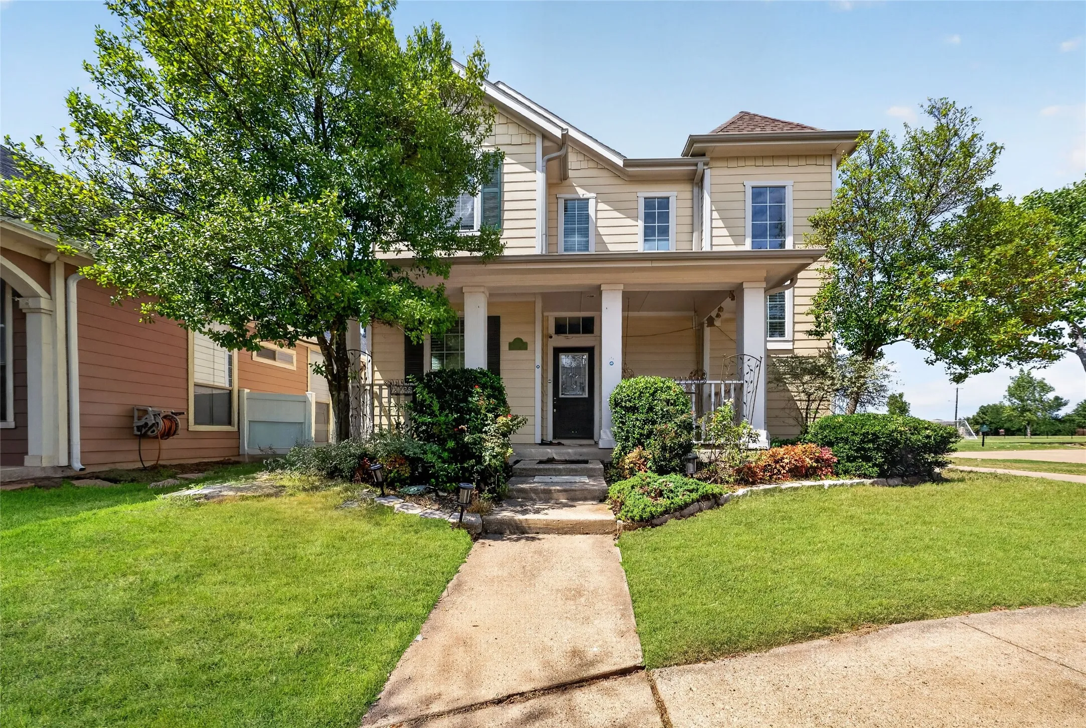 Single Family Residence For Sale in Denton County , 1833 Forsythe Drive, Savannah, Texas 76227, 3 Bedroom, 3 Bathroom, 2 Garage spaces, 2,319 Sqft, built in 2004, mls#21336442, Real Estate Agent in Savannah, Homes For Sale in Denton county, Homes For Sale in Savannah, Realtor in Savannah Texas, Real Estate Brokerage Independent Realty Texas, Luminita Cordes Realtor