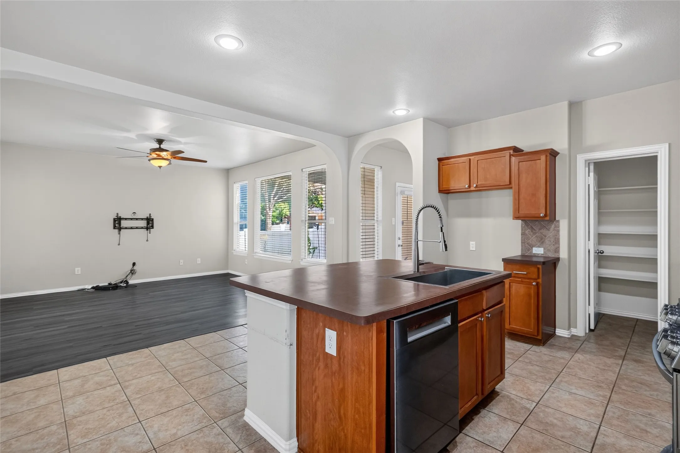 Single Family Residence For Sale in Denton County , 1833 Forsythe Drive, Savannah, Texas 76227, 3 Bedroom, 3 Bathroom, 2 Garage spaces, 2,319 Sqft, built in 2004, mls#21336442, Real Estate Agent in Savannah, Homes For Sale in Denton county, Homes For Sale in Savannah, Realtor in Savannah Texas, Real Estate Brokerage Independent Realty Texas, Luminita Cordes Realtor