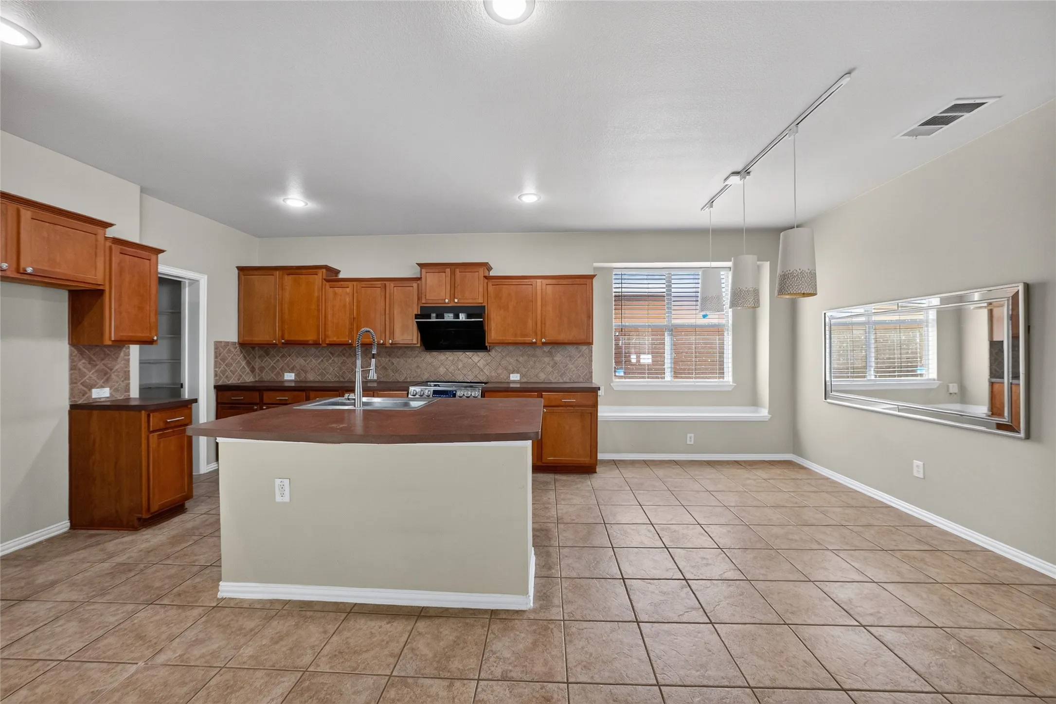 Single Family Residence For Sale in Denton County , 1833 Forsythe Drive, Savannah, Texas 76227, 3 Bedroom, 3 Bathroom, 2 Garage spaces, 2,319 Sqft, built in 2004, mls#21336442, Real Estate Agent in Savannah, Homes For Sale in Denton county, Homes For Sale in Savannah, Realtor in Savannah Texas, Real Estate Brokerage Independent Realty Texas, Luminita Cordes Realtor