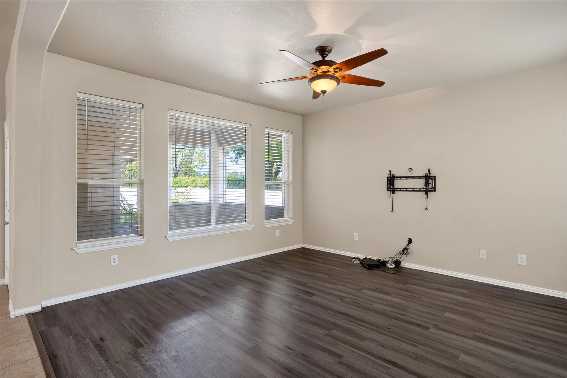 Single Family Residence For Sale in Denton County , 1833 Forsythe Drive, Savannah, Texas 76227, 3 Bedroom, 3 Bathroom, 2 Garage spaces, 2,319 Sqft, built in 2004, mls#21336442, Real Estate Agent in Savannah, Homes For Sale in Denton county, Homes For Sale in Savannah, Realtor in Savannah Texas, Real Estate Brokerage Independent Realty Texas, Luminita Cordes Realtor