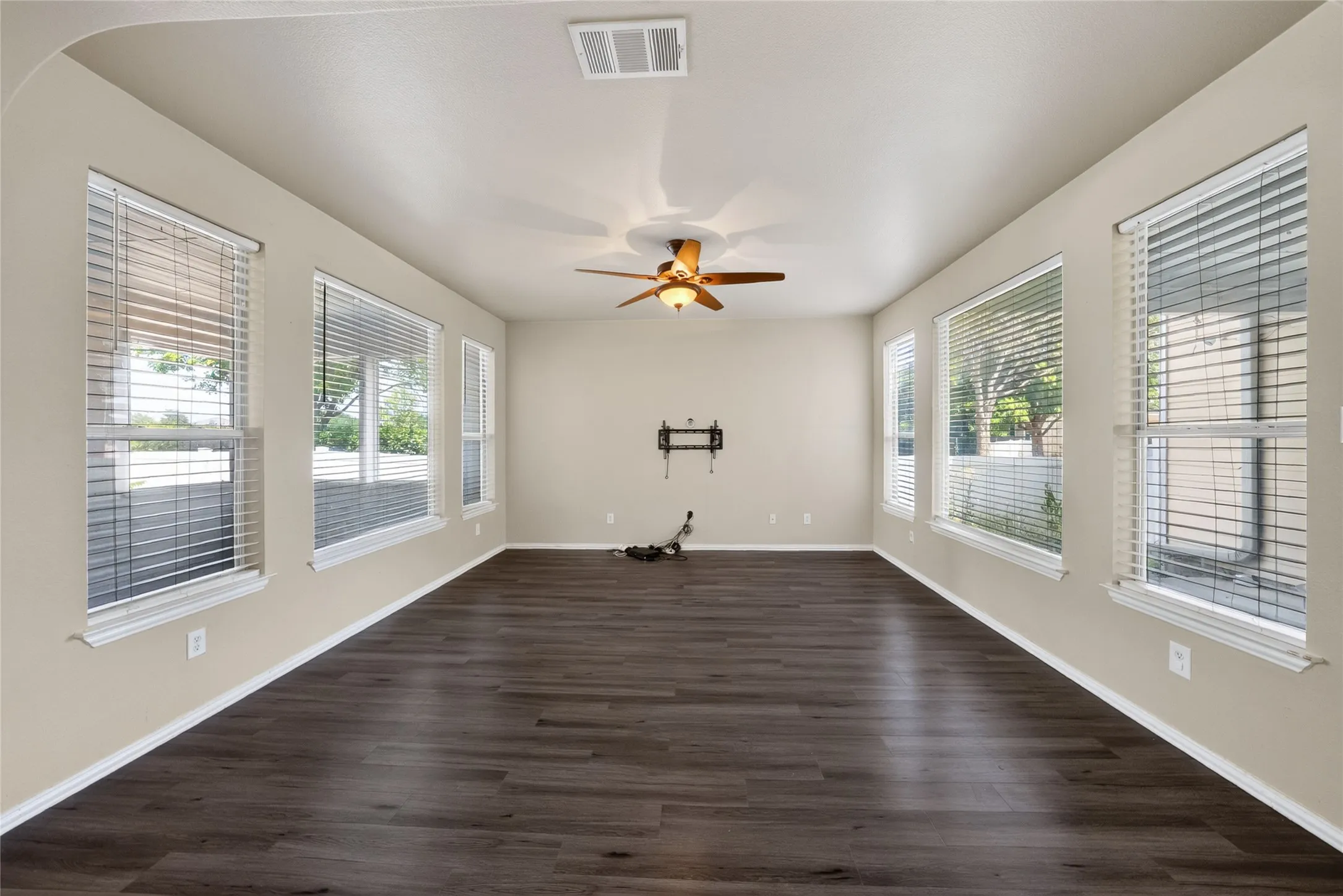 Single Family Residence For Sale in Denton County , 1833 Forsythe Drive, Savannah, Texas 76227, 3 Bedroom, 3 Bathroom, 2 Garage spaces, 2,319 Sqft, built in 2004, mls#21336442, Real Estate Agent in Savannah, Homes For Sale in Denton county, Homes For Sale in Savannah, Realtor in Savannah Texas, Real Estate Brokerage Independent Realty Texas, Luminita Cordes Realtor