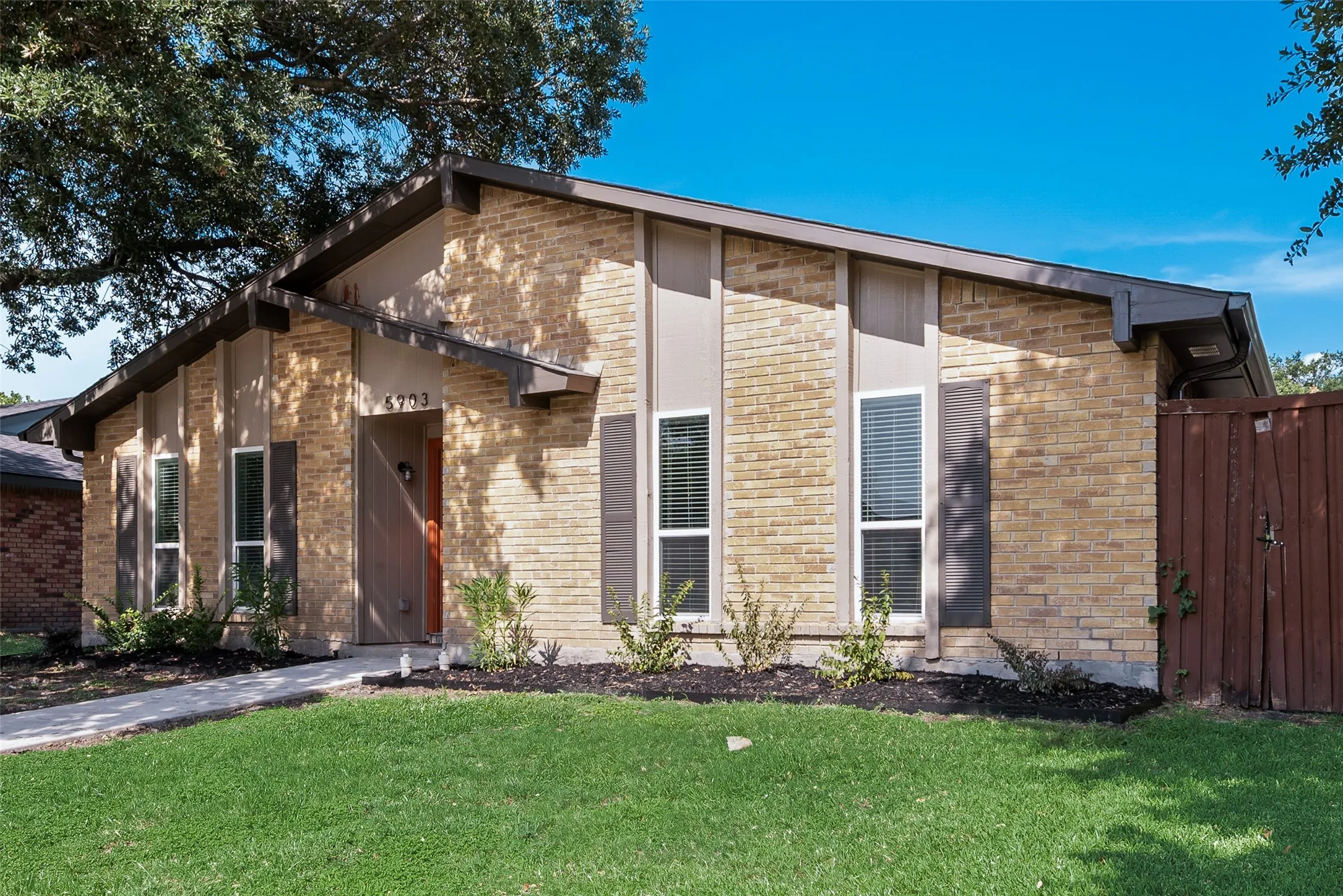 Single Family Residence For Rent in Dallas County , 5903 Mimosa Lane, Rowlett, Texas 75089, 3 Bedroom, 2 Bathroom, 2 Garage spaces, 1,400 Sqft, built in 1975, mls#21352387, Real Estate Agent in Rowlett, Homes For Rent in Dallas county, Homes For Rent in Rowlett, Realtor in Rowlett Texas, Real Estate Brokerage Independent Realty Texas, Luminita Cordes Realtor