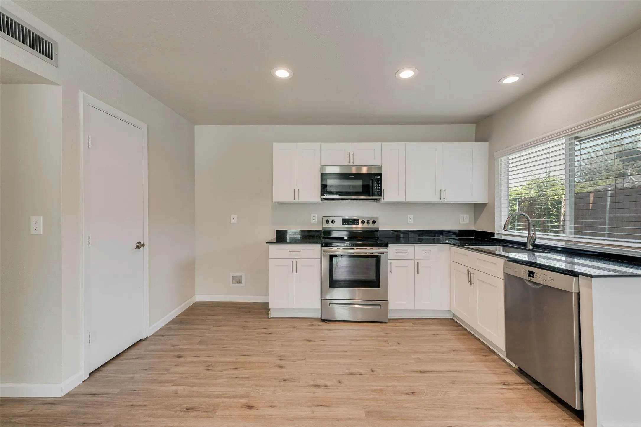Single Family Residence For Rent in Dallas County , 5903 Mimosa Lane, Rowlett, Texas 75089, 3 Bedroom, 2 Bathroom, 2 Garage spaces, 1,400 Sqft, built in 1975, mls#21352387, Real Estate Agent in Rowlett, Homes For Rent in Dallas county, Homes For Rent in Rowlett, Realtor in Rowlett Texas, Real Estate Brokerage Independent Realty Texas, Luminita Cordes Realtor