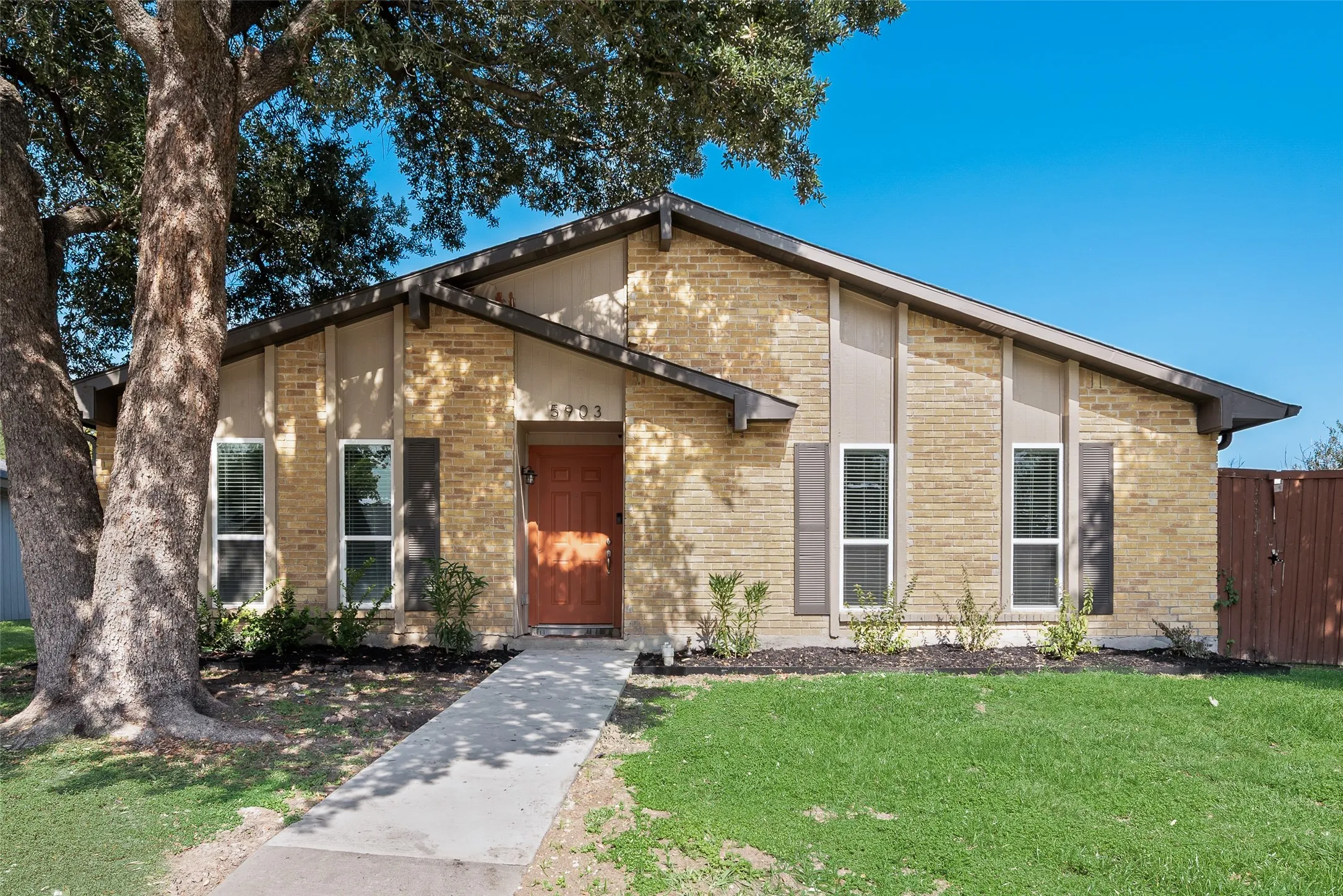 Single Family Residence For Rent in Dallas County , 5903 Mimosa Lane, Rowlett, Texas 75089, 3 Bedroom, 2 Bathroom, 2 Garage spaces, 1,400 Sqft, built in 1975, mls#21352387, Real Estate Agent in Rowlett, Homes For Rent in Dallas county, Homes For Rent in Rowlett, Realtor in Rowlett Texas, Real Estate Brokerage Independent Realty Texas, Luminita Cordes Realtor