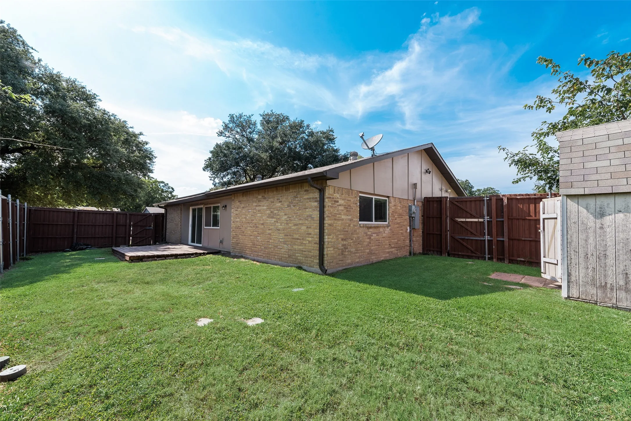 Single Family Residence For Rent in Dallas County , 5903 Mimosa Lane, Rowlett, Texas 75089, 3 Bedroom, 2 Bathroom, 2 Garage spaces, 1,400 Sqft, built in 1975, mls#21352387, Real Estate Agent in Rowlett, Homes For Rent in Dallas county, Homes For Rent in Rowlett, Realtor in Rowlett Texas, Real Estate Brokerage Independent Realty Texas, Luminita Cordes Realtor