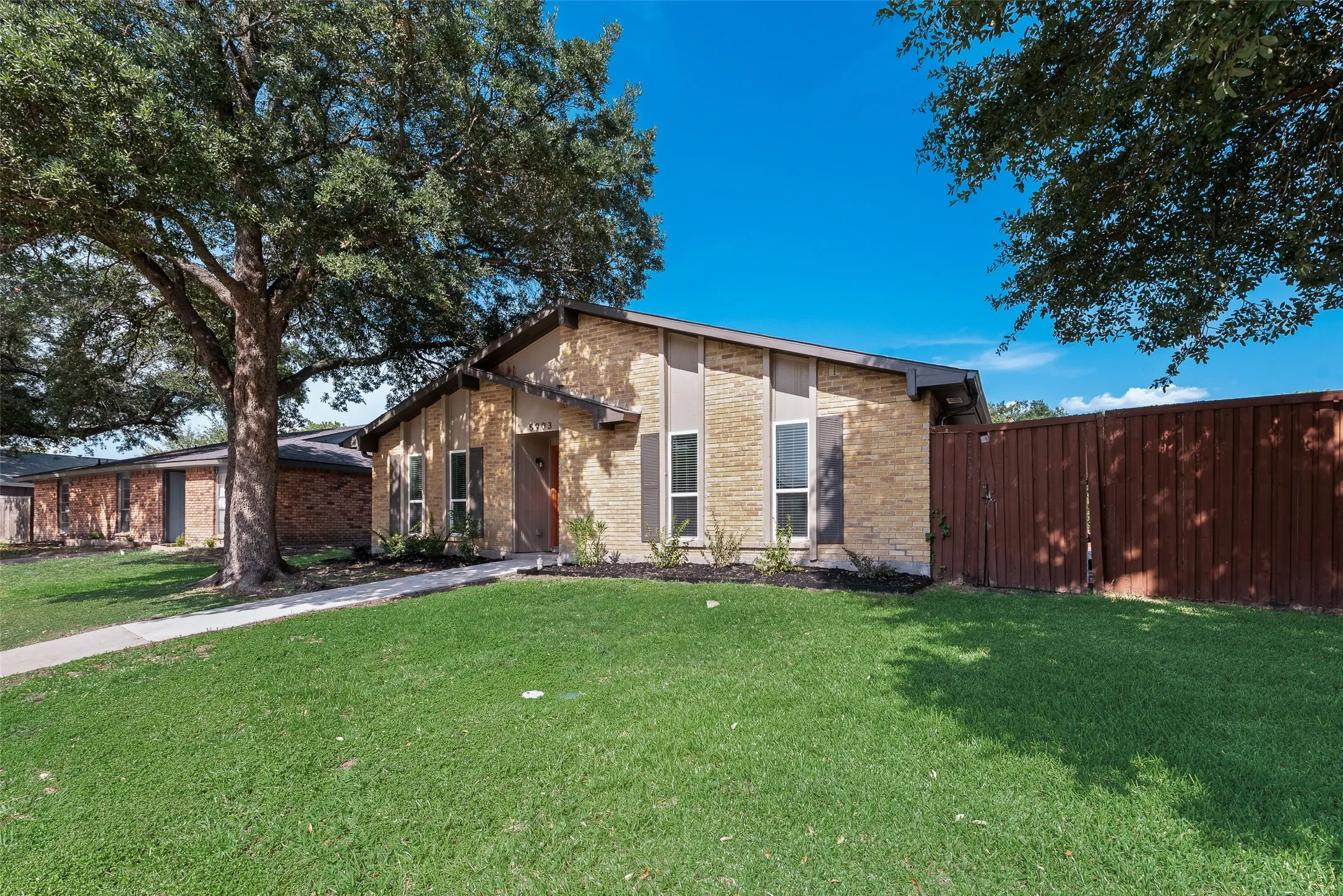 Single Family Residence For Rent in Dallas County , 5903 Mimosa Lane, Rowlett, Texas 75089, 3 Bedroom, 2 Bathroom, 2 Garage spaces, 1,400 Sqft, built in 1975, mls#21352387, Real Estate Agent in Rowlett, Homes For Rent in Dallas county, Homes For Rent in Rowlett, Realtor in Rowlett Texas, Real Estate Brokerage Independent Realty Texas, Luminita Cordes Realtor