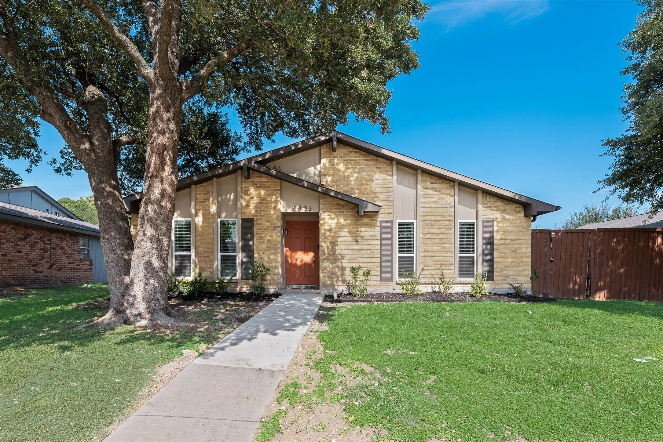 Single Family Residence For Rent in Dallas County , 5903 Mimosa Lane, Rowlett, Texas 75089, 3 Bedroom, 2 Bathroom, 2 Garage spaces, 1,400 Sqft, built in 1975, mls#21352387, Real Estate Agent in Rowlett, Homes For Rent in Dallas county, Homes For Rent in Rowlett, Realtor in Rowlett Texas, Real Estate Brokerage Independent Realty Texas, Luminita Cordes Realtor