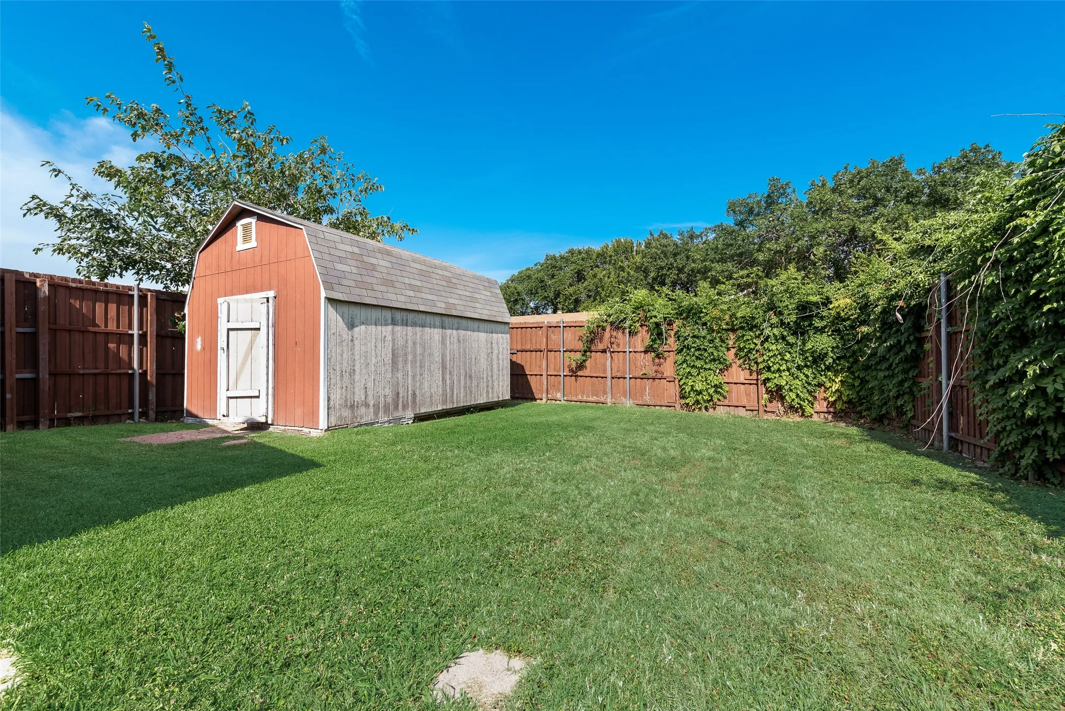 Single Family Residence For Rent in Dallas County , 5903 Mimosa Lane, Rowlett, Texas 75089, 3 Bedroom, 2 Bathroom, 2 Garage spaces, 1,400 Sqft, built in 1975, mls#21352387, Real Estate Agent in Rowlett, Homes For Rent in Dallas county, Homes For Rent in Rowlett, Realtor in Rowlett Texas, Real Estate Brokerage Independent Realty Texas, Luminita Cordes Realtor