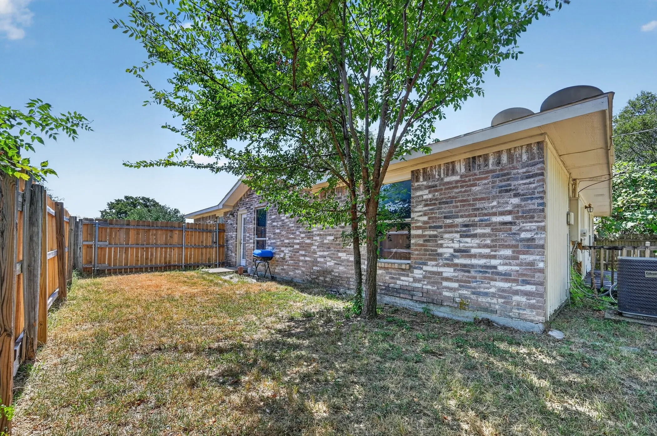 Single Family Residence For Sale in Dallas County , 812 Valdez Drive, Dallas, Texas 75253, 3 Bedroom, 2 Bathroom, 2 Garage spaces, 1,422 Sqft, built in 1994, Price $260,000, mls#21355648, Real Estate Agent in Dallas, Homes For Sale in Dallas county, Homes For Sale in Dallas, Realtor in Dallas Texas, Real Estate Brokerage Independent Realty Texas, Luminita Cordes Realtor