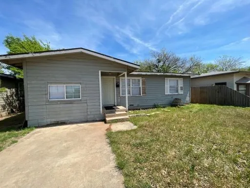 Single Family Residence For Rent in Taylor County , 725 Shelton Street, Abilene, Texas 79603, 4 Bedroom, 2 Bathroom, Garage spaces, 1,390 Sqft, built in 1954, mls#21355700, Real Estate Agent in Abilene, Homes For Rent in Taylor county, Homes For Rent in Abilene, Realtor in Abilene Texas, Real Estate Brokerage Independent Realty Texas, Luminita Cordes Realtor