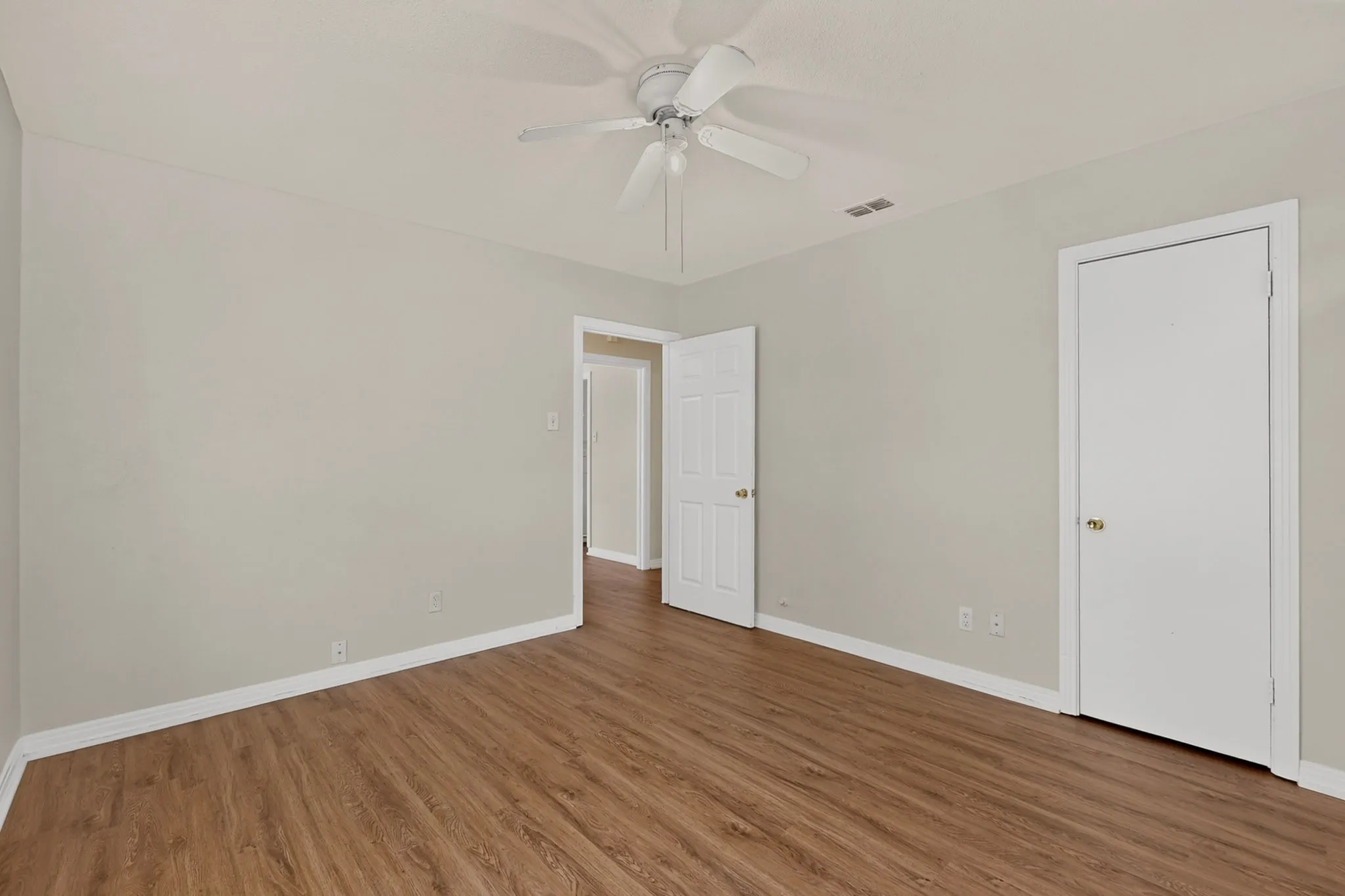 Single Family Residence For Sale in Dallas County , 1317 Lakeside Drive, Garland, Texas 75040, 3 Bedroom, 2 Bathroom, Garage spaces, 1,178 Sqft, built in 1949, mls#21351787, Real Estate Agent in Garland, Homes For Sale in Dallas county, Homes For Sale in Garland, Realtor in Garland Texas, Real Estate Brokerage Independent Realty Texas, Luminita Cordes Realtor