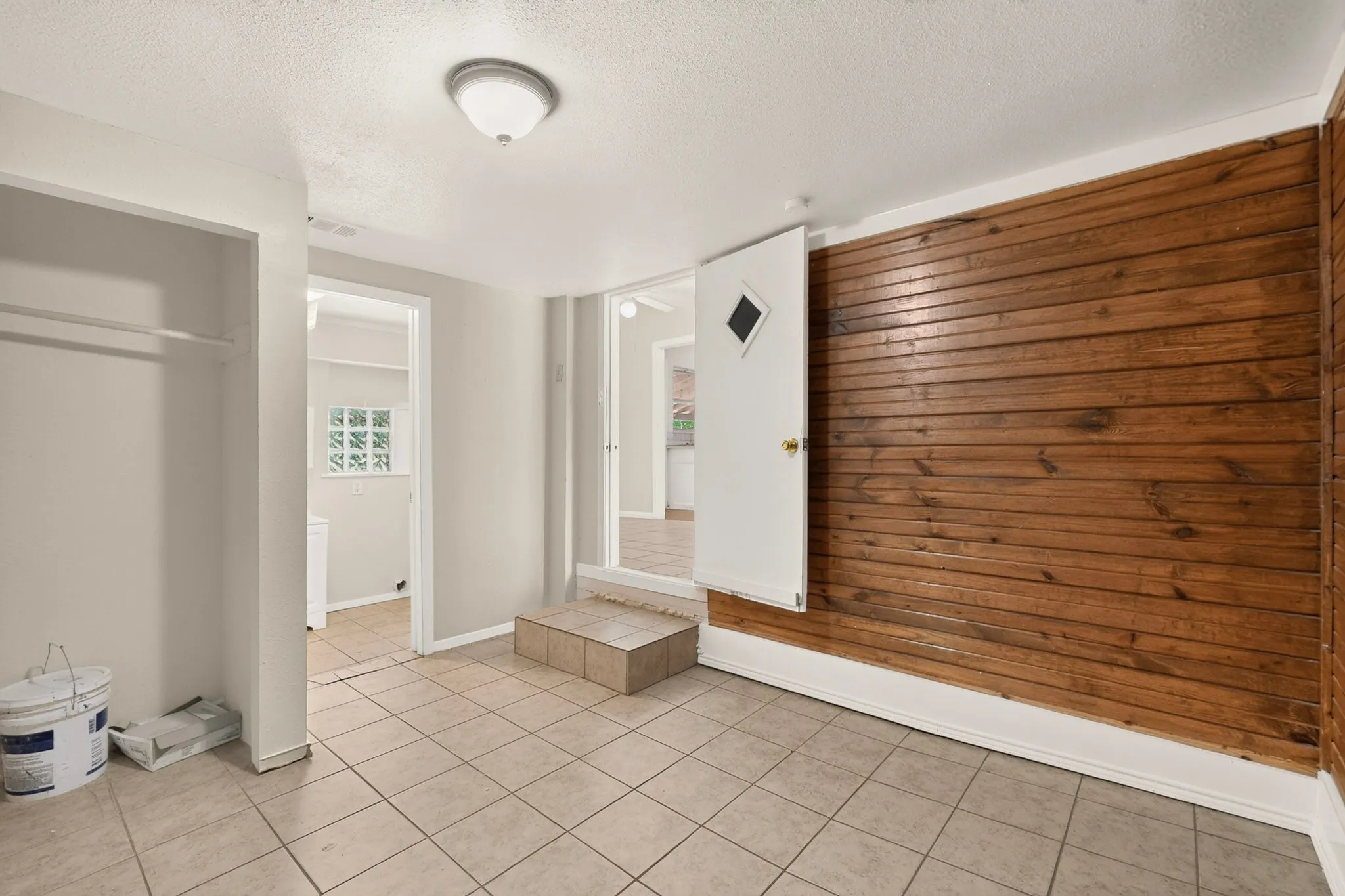Single Family Residence For Sale in Dallas County , 1317 Lakeside Drive, Garland, Texas 75040, 3 Bedroom, 2 Bathroom, Garage spaces, 1,178 Sqft, built in 1949, mls#21351787, Real Estate Agent in Garland, Homes For Sale in Dallas county, Homes For Sale in Garland, Realtor in Garland Texas, Real Estate Brokerage Independent Realty Texas, Luminita Cordes Realtor