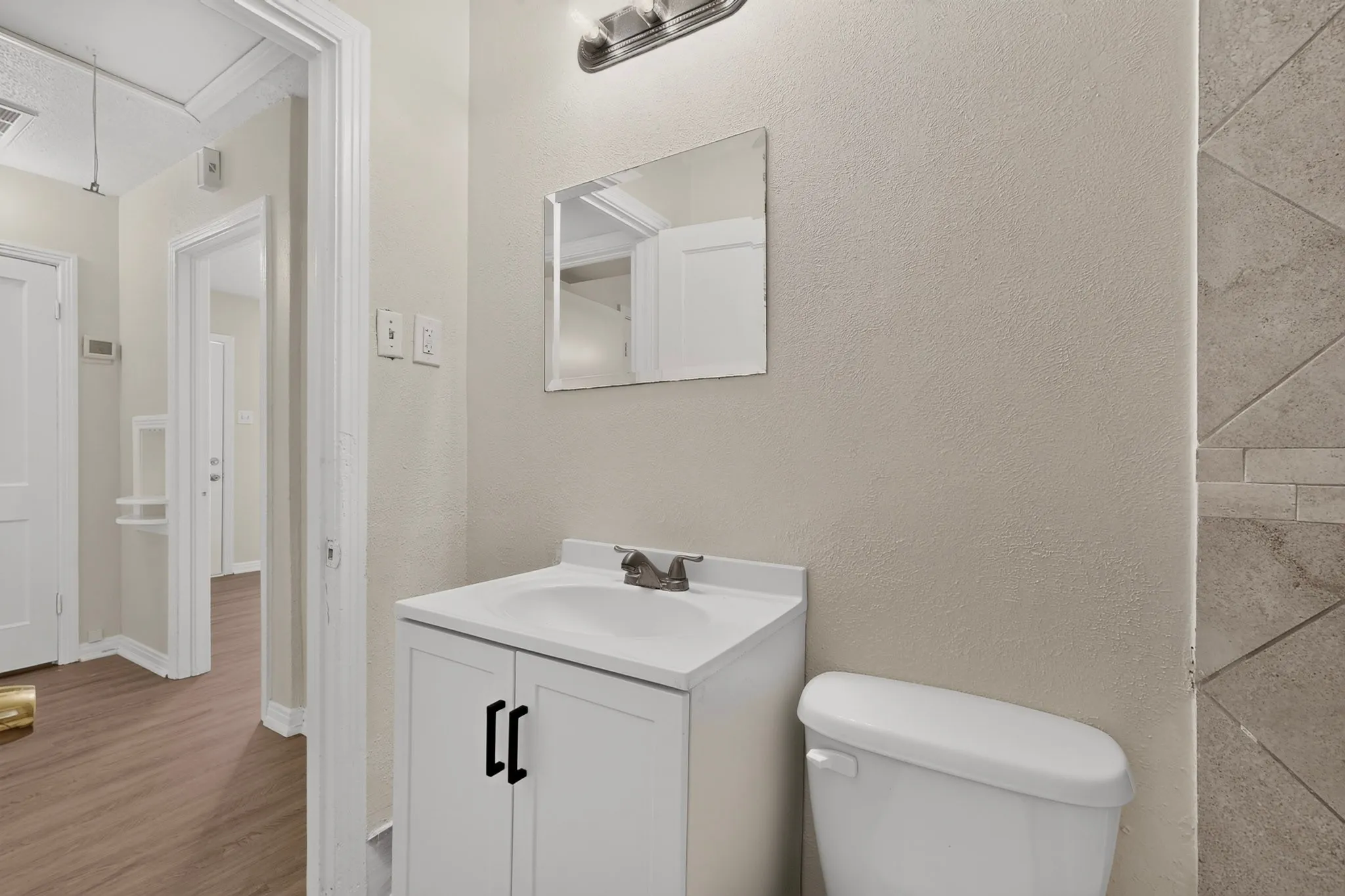 Single Family Residence For Sale in Dallas County , 1317 Lakeside Drive, Garland, Texas 75040, 3 Bedroom, 2 Bathroom, Garage spaces, 1,178 Sqft, built in 1949, mls#21351787, Real Estate Agent in Garland, Homes For Sale in Dallas county, Homes For Sale in Garland, Realtor in Garland Texas, Real Estate Brokerage Independent Realty Texas, Luminita Cordes Realtor