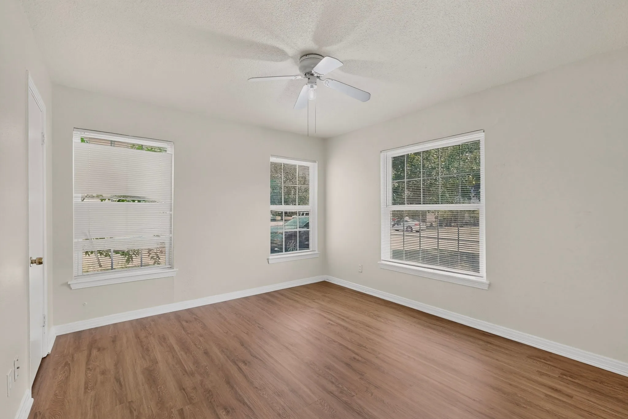 Single Family Residence For Sale in Dallas County , 1317 Lakeside Drive, Garland, Texas 75040, 3 Bedroom, 2 Bathroom, Garage spaces, 1,178 Sqft, built in 1949, mls#21351787, Real Estate Agent in Garland, Homes For Sale in Dallas county, Homes For Sale in Garland, Realtor in Garland Texas, Real Estate Brokerage Independent Realty Texas, Luminita Cordes Realtor