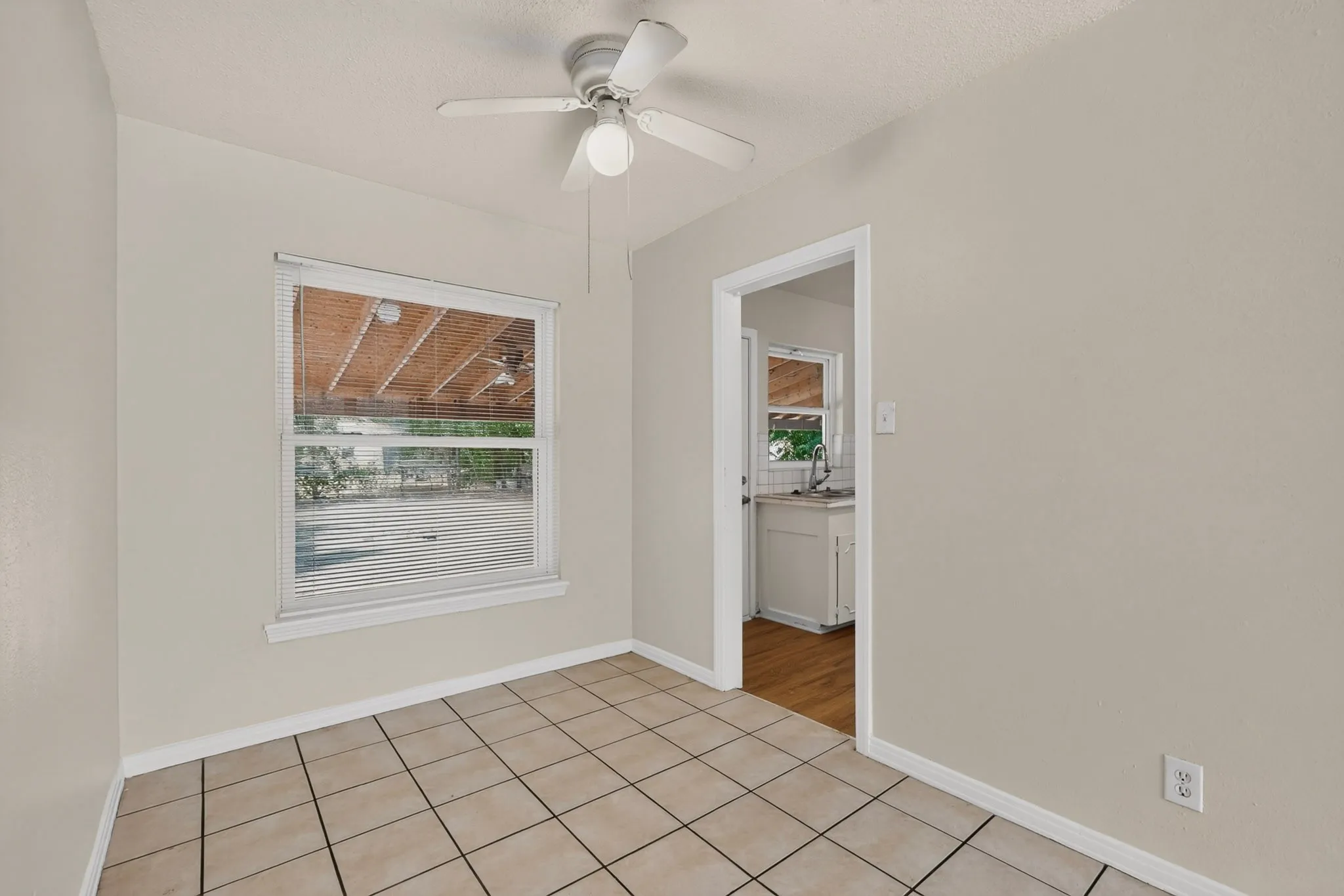 Single Family Residence For Sale in Dallas County , 1317 Lakeside Drive, Garland, Texas 75040, 3 Bedroom, 2 Bathroom, Garage spaces, 1,178 Sqft, built in 1949, mls#21351787, Real Estate Agent in Garland, Homes For Sale in Dallas county, Homes For Sale in Garland, Realtor in Garland Texas, Real Estate Brokerage Independent Realty Texas, Luminita Cordes Realtor