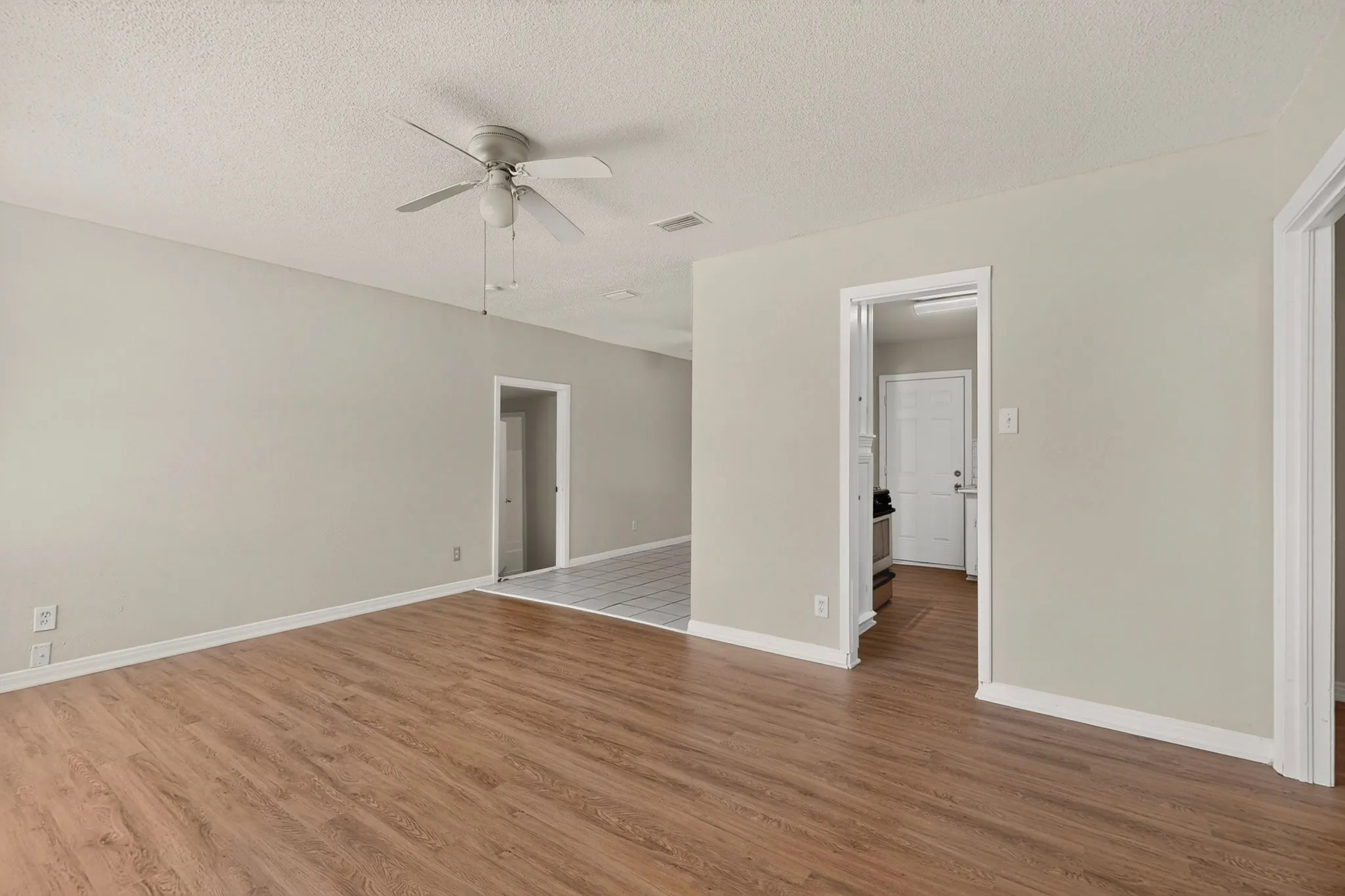 Single Family Residence For Sale in Dallas County , 1317 Lakeside Drive, Garland, Texas 75040, 3 Bedroom, 2 Bathroom, Garage spaces, 1,178 Sqft, built in 1949, mls#21351787, Real Estate Agent in Garland, Homes For Sale in Dallas county, Homes For Sale in Garland, Realtor in Garland Texas, Real Estate Brokerage Independent Realty Texas, Luminita Cordes Realtor