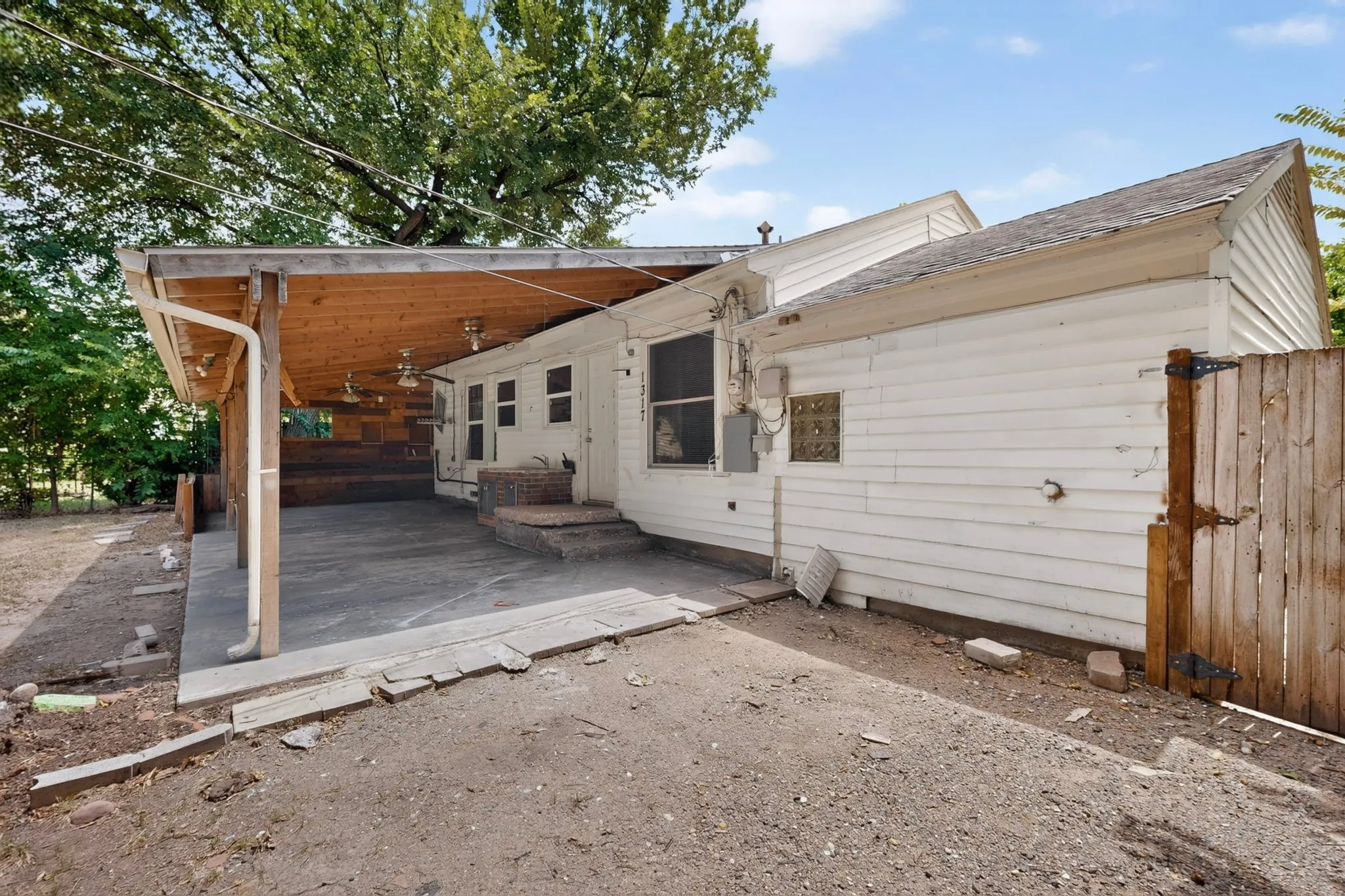 Single Family Residence For Sale in Dallas County , 1317 Lakeside Drive, Garland, Texas 75040, 3 Bedroom, 2 Bathroom, Garage spaces, 1,178 Sqft, built in 1949, mls#21351787, Real Estate Agent in Garland, Homes For Sale in Dallas county, Homes For Sale in Garland, Realtor in Garland Texas, Real Estate Brokerage Independent Realty Texas, Luminita Cordes Realtor