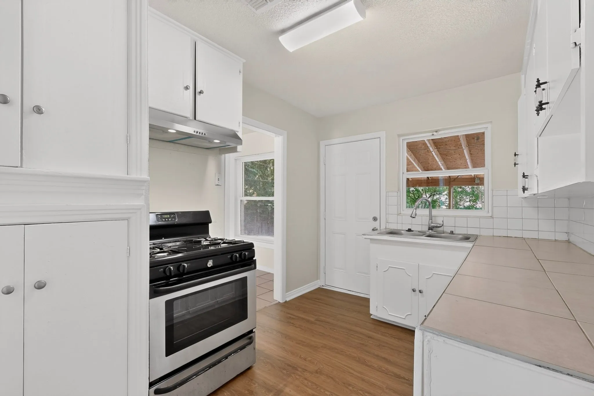 Single Family Residence For Sale in Dallas County , 1317 Lakeside Drive, Garland, Texas 75040, 3 Bedroom, 2 Bathroom, Garage spaces, 1,178 Sqft, built in 1949, mls#21351787, Real Estate Agent in Garland, Homes For Sale in Dallas county, Homes For Sale in Garland, Realtor in Garland Texas, Real Estate Brokerage Independent Realty Texas, Luminita Cordes Realtor