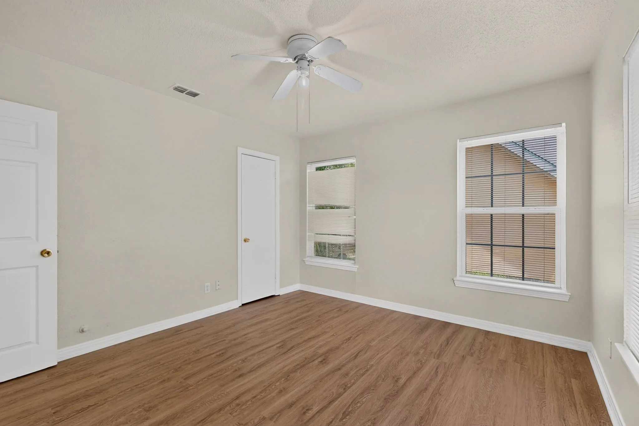 Single Family Residence For Sale in Dallas County , 1317 Lakeside Drive, Garland, Texas 75040, 3 Bedroom, 2 Bathroom, Garage spaces, 1,178 Sqft, built in 1949, mls#21351787, Real Estate Agent in Garland, Homes For Sale in Dallas county, Homes For Sale in Garland, Realtor in Garland Texas, Real Estate Brokerage Independent Realty Texas, Luminita Cordes Realtor
