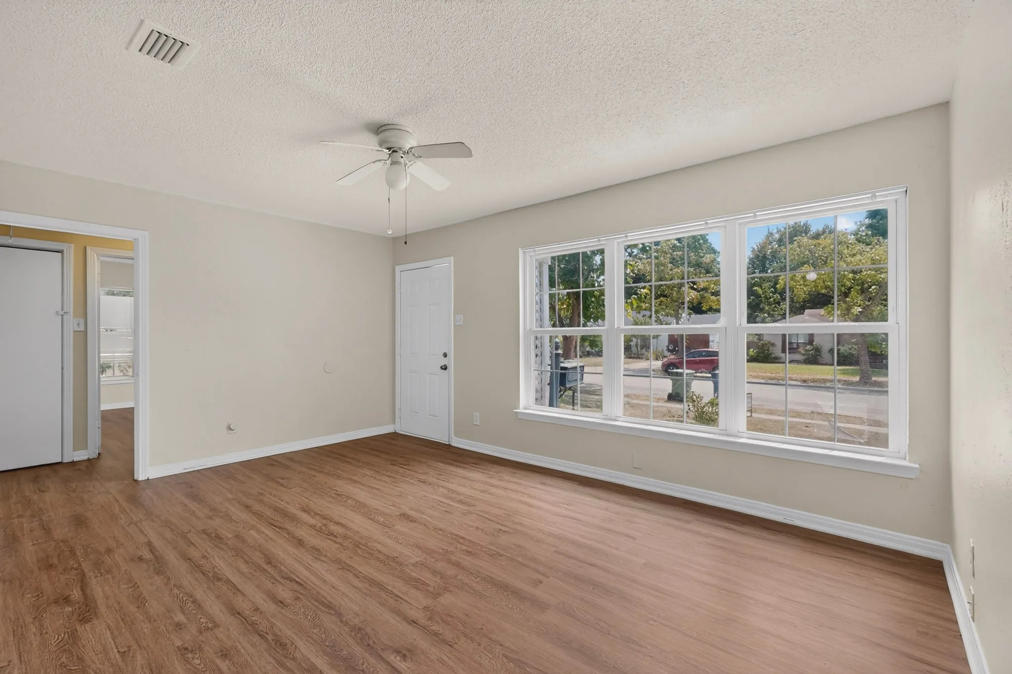 Single Family Residence For Sale in Dallas County , 1317 Lakeside Drive, Garland, Texas 75040, 3 Bedroom, 2 Bathroom, Garage spaces, 1,178 Sqft, built in 1949, mls#21351787, Real Estate Agent in Garland, Homes For Sale in Dallas county, Homes For Sale in Garland, Realtor in Garland Texas, Real Estate Brokerage Independent Realty Texas, Luminita Cordes Realtor