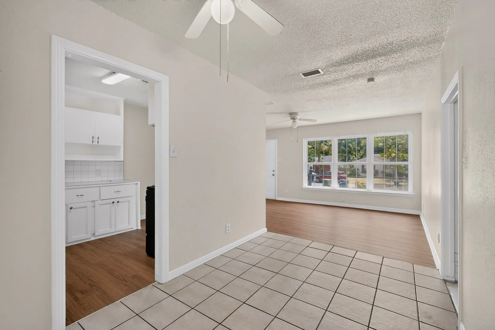 Single Family Residence For Sale in Dallas County , 1317 Lakeside Drive, Garland, Texas 75040, 3 Bedroom, 2 Bathroom, Garage spaces, 1,178 Sqft, built in 1949, mls#21351787, Real Estate Agent in Garland, Homes For Sale in Dallas county, Homes For Sale in Garland, Realtor in Garland Texas, Real Estate Brokerage Independent Realty Texas, Luminita Cordes Realtor