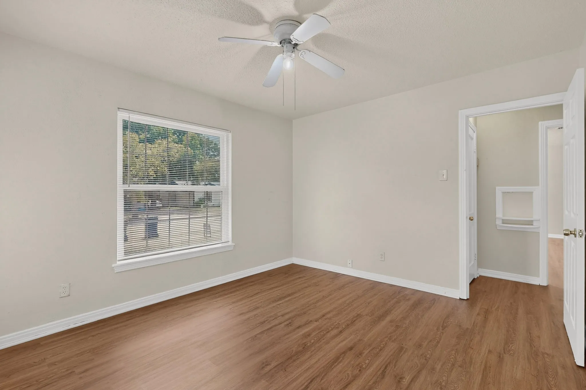 Single Family Residence For Sale in Dallas County , 1317 Lakeside Drive, Garland, Texas 75040, 3 Bedroom, 2 Bathroom, Garage spaces, 1,178 Sqft, built in 1949, mls#21351787, Real Estate Agent in Garland, Homes For Sale in Dallas county, Homes For Sale in Garland, Realtor in Garland Texas, Real Estate Brokerage Independent Realty Texas, Luminita Cordes Realtor