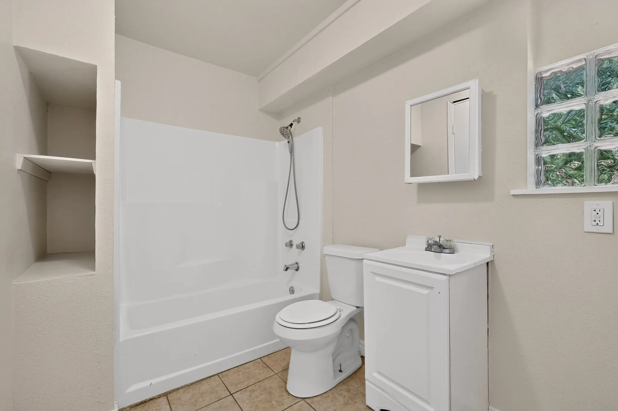 Single Family Residence For Sale in Dallas County , 1317 Lakeside Drive, Garland, Texas 75040, 3 Bedroom, 2 Bathroom, Garage spaces, 1,178 Sqft, built in 1949, mls#21351787, Real Estate Agent in Garland, Homes For Sale in Dallas county, Homes For Sale in Garland, Realtor in Garland Texas, Real Estate Brokerage Independent Realty Texas, Luminita Cordes Realtor