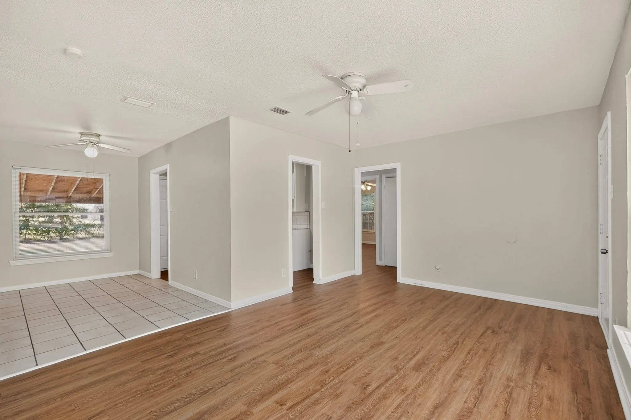 Single Family Residence For Sale in Dallas County , 1317 Lakeside Drive, Garland, Texas 75040, 3 Bedroom, 2 Bathroom, Garage spaces, 1,178 Sqft, built in 1949, mls#21351787, Real Estate Agent in Garland, Homes For Sale in Dallas county, Homes For Sale in Garland, Realtor in Garland Texas, Real Estate Brokerage Independent Realty Texas, Luminita Cordes Realtor