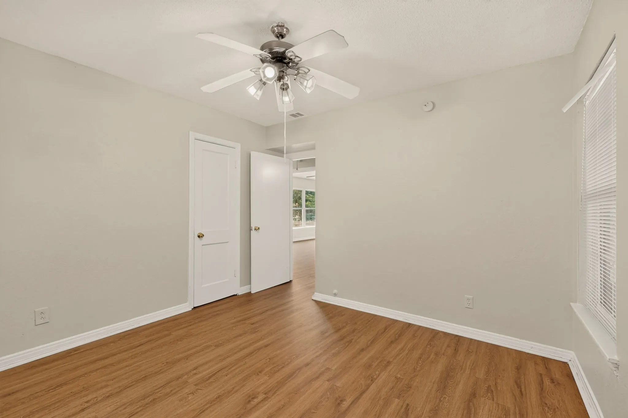 Single Family Residence For Sale in Dallas County , 1317 Lakeside Drive, Garland, Texas 75040, 3 Bedroom, 2 Bathroom, Garage spaces, 1,178 Sqft, built in 1949, mls#21351787, Real Estate Agent in Garland, Homes For Sale in Dallas county, Homes For Sale in Garland, Realtor in Garland Texas, Real Estate Brokerage Independent Realty Texas, Luminita Cordes Realtor