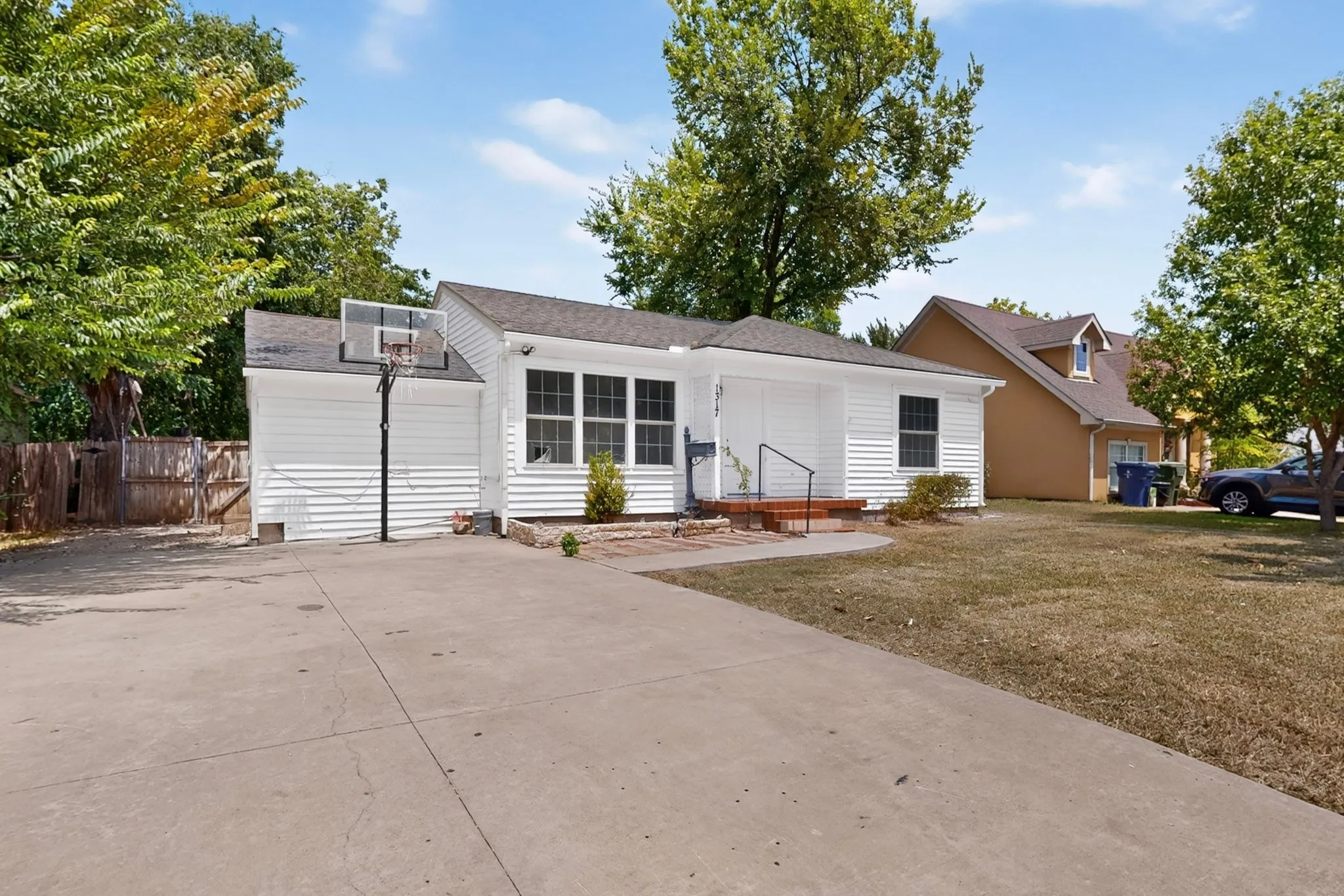 Single Family Residence For Sale in Dallas County , 1317 Lakeside Drive, Garland, Texas 75040, 3 Bedroom, 2 Bathroom, Garage spaces, 1,178 Sqft, built in 1949, mls#21351787, Real Estate Agent in Garland, Homes For Sale in Dallas county, Homes For Sale in Garland, Realtor in Garland Texas, Real Estate Brokerage Independent Realty Texas, Luminita Cordes Realtor