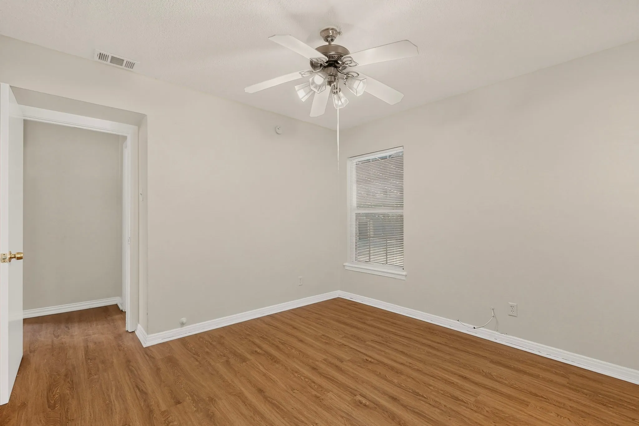 Single Family Residence For Sale in Dallas County , 1317 Lakeside Drive, Garland, Texas 75040, 3 Bedroom, 2 Bathroom, Garage spaces, 1,178 Sqft, built in 1949, mls#21351787, Real Estate Agent in Garland, Homes For Sale in Dallas county, Homes For Sale in Garland, Realtor in Garland Texas, Real Estate Brokerage Independent Realty Texas, Luminita Cordes Realtor