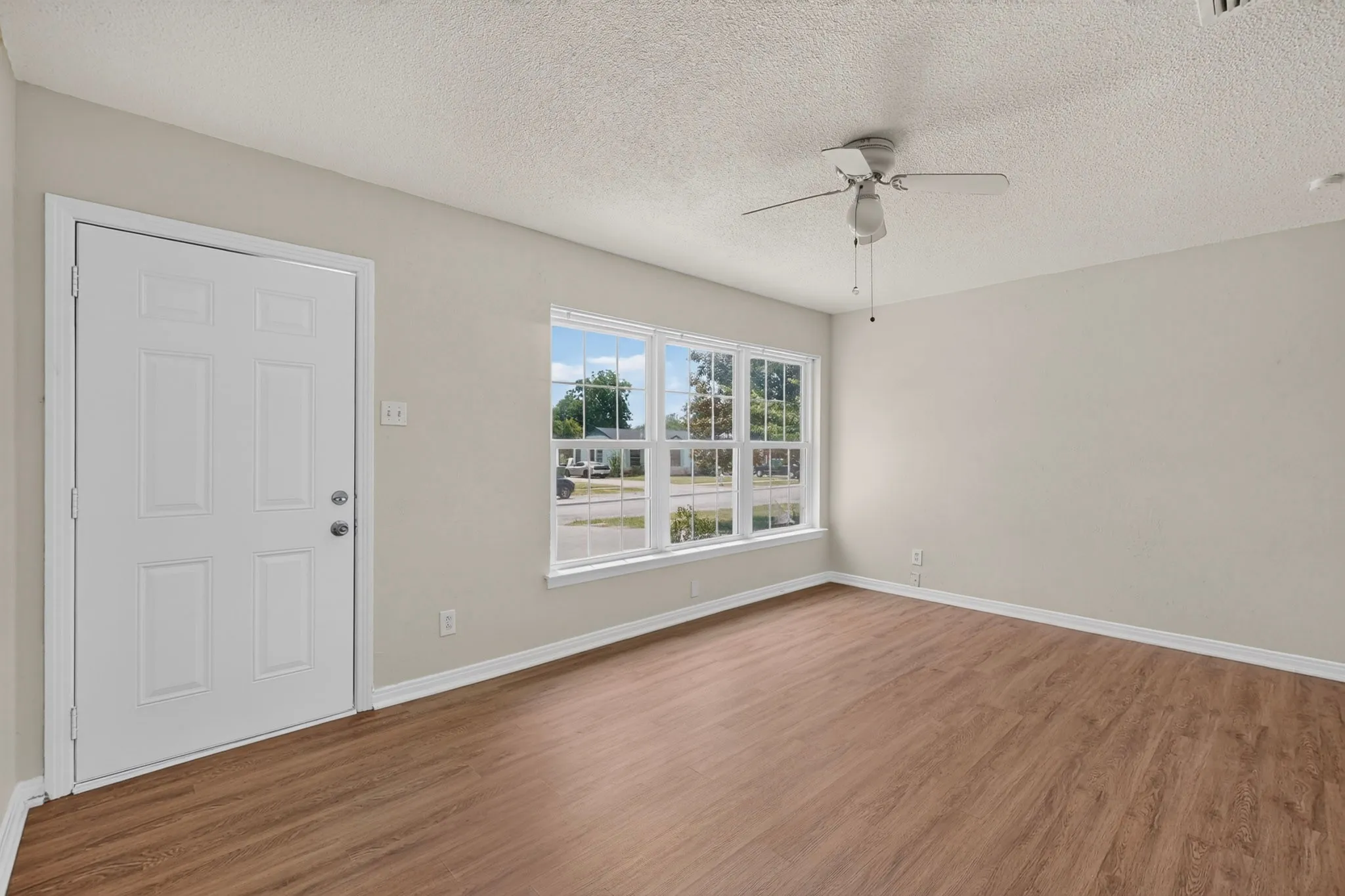 Single Family Residence For Sale in Dallas County , 1317 Lakeside Drive, Garland, Texas 75040, 3 Bedroom, 2 Bathroom, Garage spaces, 1,178 Sqft, built in 1949, mls#21351787, Real Estate Agent in Garland, Homes For Sale in Dallas county, Homes For Sale in Garland, Realtor in Garland Texas, Real Estate Brokerage Independent Realty Texas, Luminita Cordes Realtor
