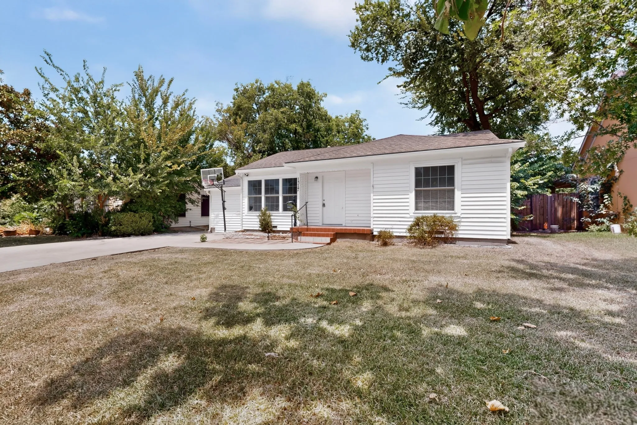 Single Family Residence For Sale in Dallas County , 1317 Lakeside Drive, Garland, Texas 75040, 3 Bedroom, 2 Bathroom, Garage spaces, 1,178 Sqft, built in 1949, mls#21351787, Real Estate Agent in Garland, Homes For Sale in Dallas county, Homes For Sale in Garland, Realtor in Garland Texas, Real Estate Brokerage Independent Realty Texas, Luminita Cordes Realtor