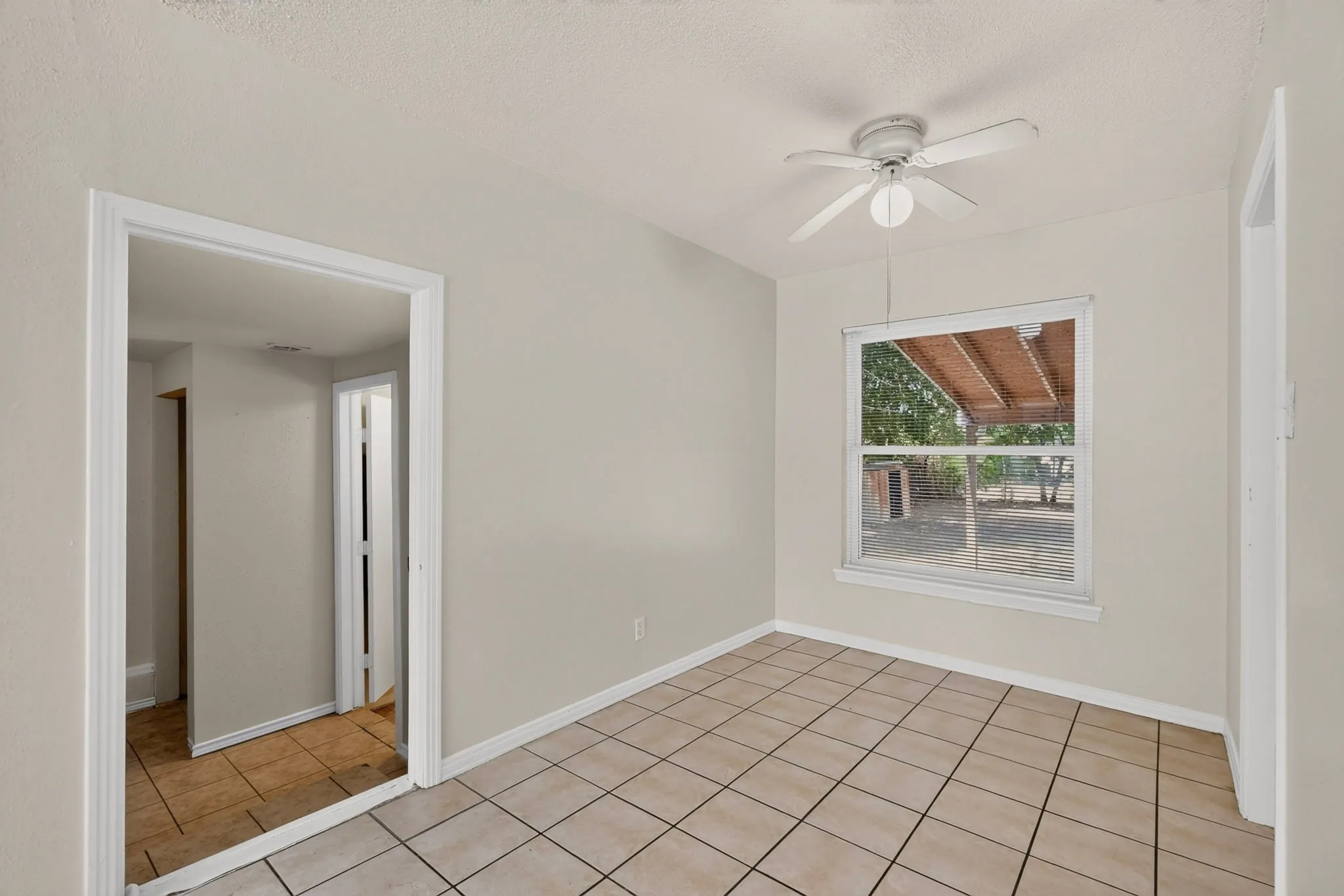 Single Family Residence For Sale in Dallas County , 1317 Lakeside Drive, Garland, Texas 75040, 3 Bedroom, 2 Bathroom, Garage spaces, 1,178 Sqft, built in 1949, mls#21351787, Real Estate Agent in Garland, Homes For Sale in Dallas county, Homes For Sale in Garland, Realtor in Garland Texas, Real Estate Brokerage Independent Realty Texas, Luminita Cordes Realtor