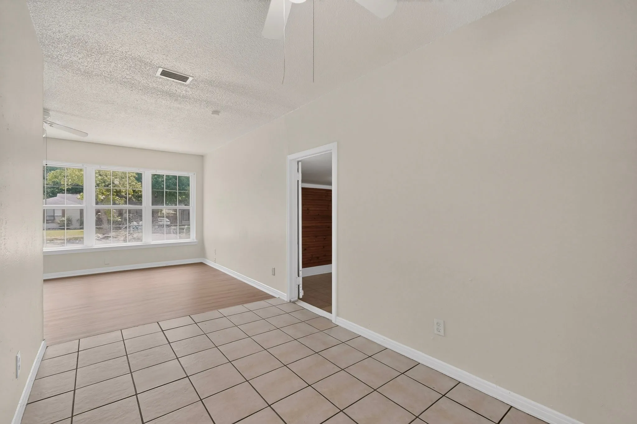 Single Family Residence For Sale in Dallas County , 1317 Lakeside Drive, Garland, Texas 75040, 3 Bedroom, 2 Bathroom, Garage spaces, 1,178 Sqft, built in 1949, mls#21351787, Real Estate Agent in Garland, Homes For Sale in Dallas county, Homes For Sale in Garland, Realtor in Garland Texas, Real Estate Brokerage Independent Realty Texas, Luminita Cordes Realtor