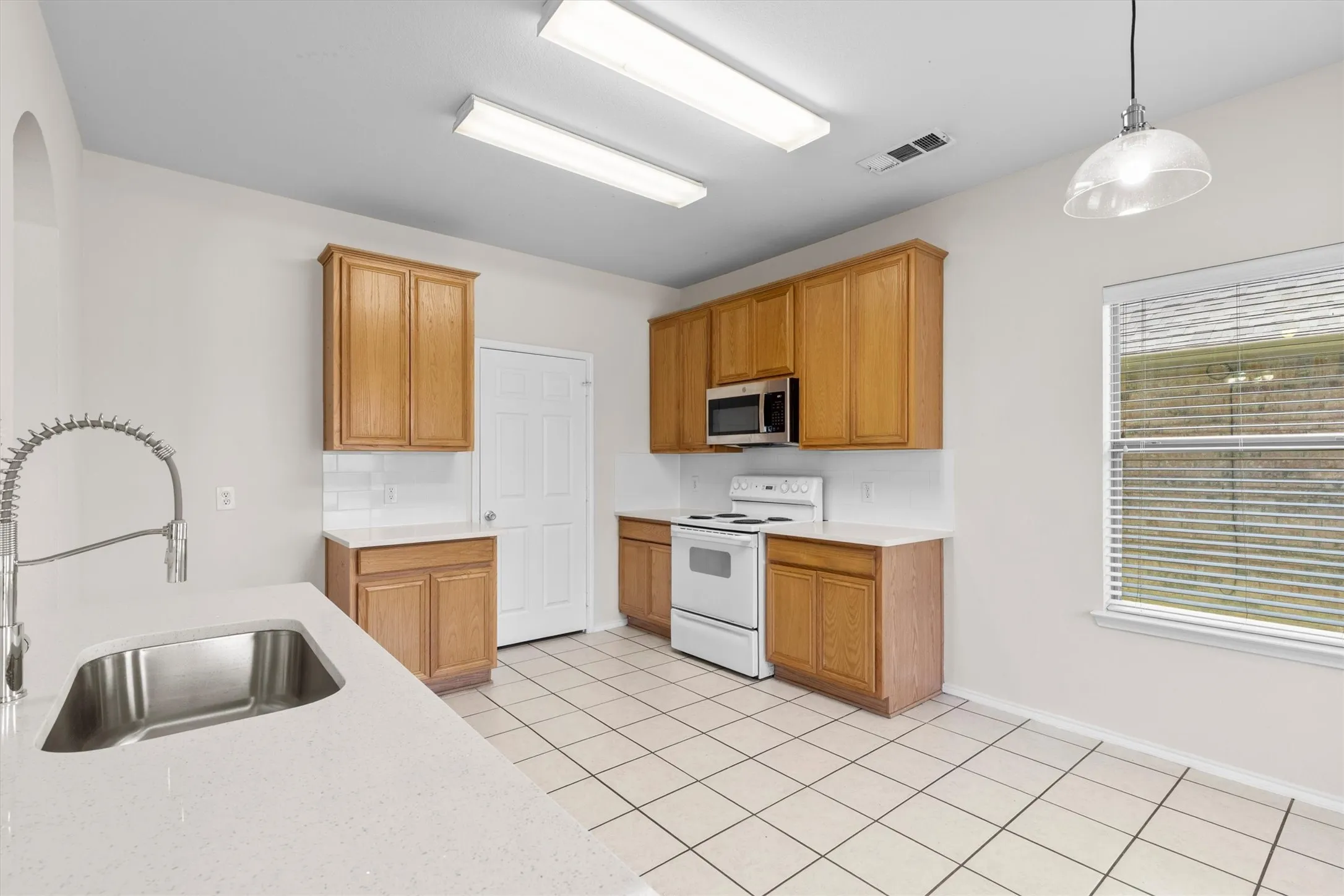 Single Family Residence For Rent in Collin County , 3200 Nandina Street, Mc Kinney, Texas 75071, 5 Bedroom, 3 Bathroom, 2 Garage spaces, 2,709 Sqft, built in 2005, mls#21352901, Real Estate Agent in Mc Kinney, Homes For Rent in Collin county, Homes For Rent in Mc Kinney, Realtor in Mc Kinney Texas, Real Estate Brokerage Independent Realty Texas, Luminita Cordes Realtor