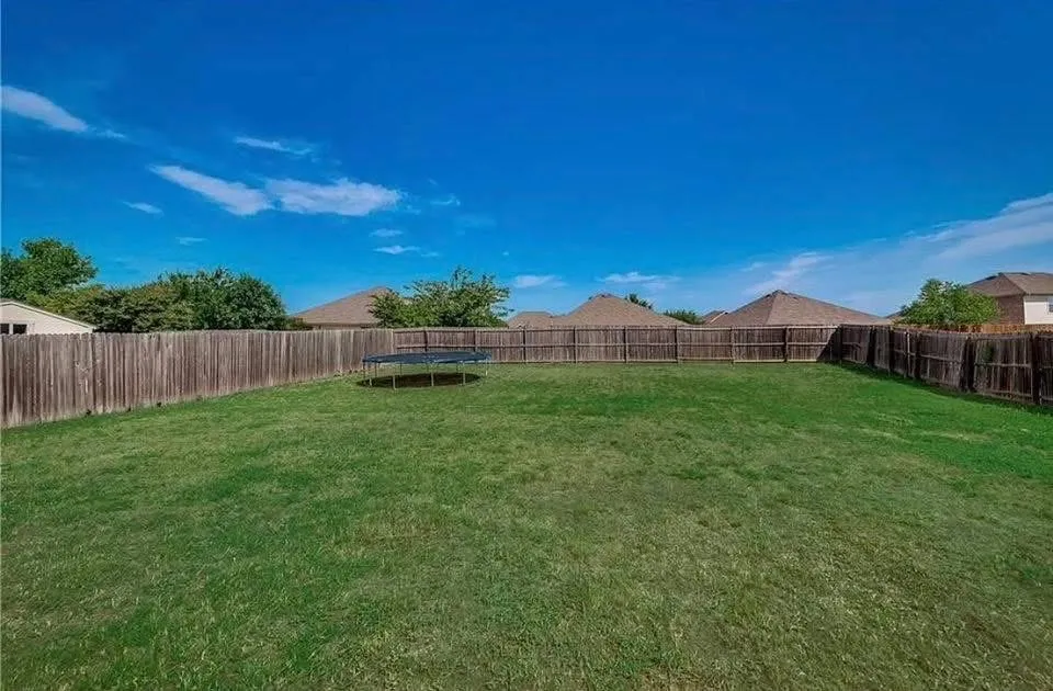Single Family Residence For Rent in Kaufman County , 2003 Empire Court, Heartland, Texas 75126, 3 Bedroom, 3 Bathroom, 3 Garage spaces, 2,349 Sqft, built in 2006, mls#21355312, Real Estate Agent in Heartland, Homes For Rent in Kaufman county, Homes For Rent in Heartland, Realtor in Heartland Texas, Real Estate Brokerage Independent Realty Texas, Luminita Cordes Realtor